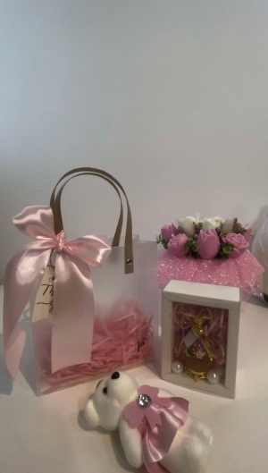 Perfumy 15 ml.
 Duży bukiet z sojowego wosku.
 Słabo zapachowy.
 Jasmine. Roża. 
 Zabawka misio.
 Torebka.