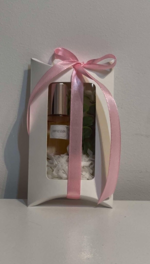 Perfumy 5 mł.  Impression.
 
 Perfumy z naturalnych eterycznych oliejków.
 Nuty głowy: 
 Bergamot. Clary Sage.
 Nuty serca: 
 Lavender. Ylang-Ylang. 
 Nuty bazowe: 
 Vanilla.