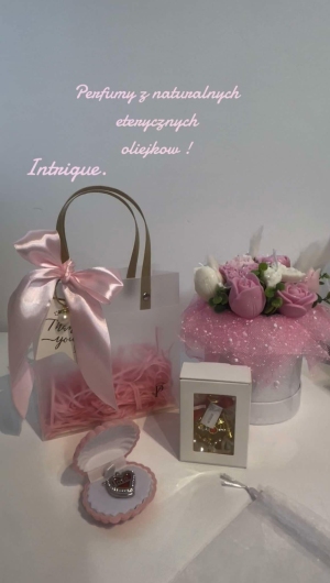 Perfumy 5 mł. Intrigue.
 Wiesiorek dla perfumow eterycznych.
 Torebka.
 Duży bukiet z sojowego wosku slabo zapachowy.
 Jasmine. Roża.