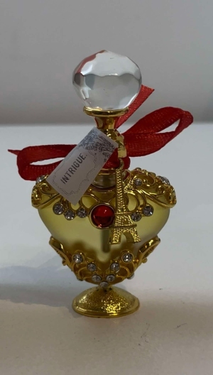Perfumy 5 mł.  Intrigue.

Perfumy z naturalnych eterycznych oliejków.
Aromat jest seksowny, uwodzicielski,
intrygujący, odurzający, odurzający,
atrakcyjny, oszałamiający.

 Nuty głowy: 
Grapefruit.
Nuty serca: 
Jasmine. Ylang-Ylang.
Nuty bazowe: 
Sandalwood.