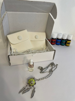 Aromaterapia Essential Oil Diffuser Lockets 
+ 2ml oliejki purification. 
Idealna mieszanka do oczyszczenia przestrzeni z nieprzyjemnych zapachów, infekcji, a także umysłu ze zbędnych myśli. Odstrasza także owady i pielęgnuje skórę. Stosuj podczas sprzątania oraz w pomieszczeniach, w których nie lubisz przebywać ze względu na nieprzyjemne doznania,
 uczucia lub zapach.
Podnoszący na duchu i odświeżający.
Infekcje wirusowe, bakteryjne, dróg oddechowych; środek immunostymulujący; do dezynfekcji, leczenia ran, skaleczeń, zadrapań, ukąszeń owadów; niszczenie pleśni; antyseptyczna obróbka powierzchni; eliminacja nieprzyjemnych zapachów, odświeżacz powietrza.