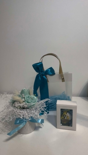 Perfumy 5 mł.    
 Bukiet z sojowego wosku slabo zapachowy.
 Torebka.