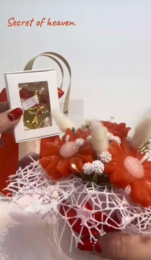 Perfumy 5 mł.    Secret of Heaven.
 Bukiet z pszczelego wosku z para kropelkami eterycznych oliejków Grapefruit.
 Torebka.