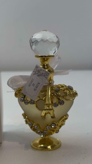 Perfumy 5 mł.  Sekret of Heaven.

Perfumy z naturalnych eterycznych oliejków.
Aromat cytrusowy!
Delikatny, atrakcyjny,
Poprawia nastrój i uspokaja!
 
 Nuty głowy:
 Grapefruit.
 Nuty serca: 
 Bergamot.
 Nuty bazowe: 
 Ylang-Ylang.