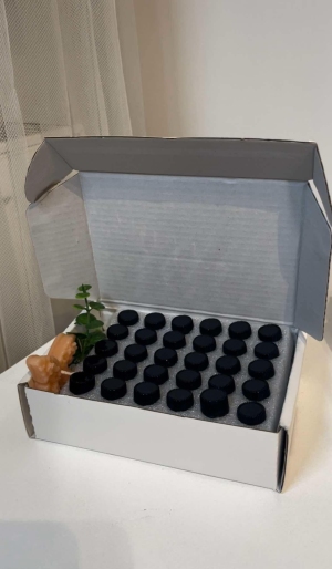 BOX z 28 probek eterycznych oliejkow
 w prezent 2 probki perfum i motylek z pszczelogo wosku