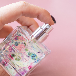 Woda perfumowana Bloomatique 50 ml

Bloomatique jest skierowany do wszystkich kobiet, które chcą być otulone świeżą, kwiatową wonią, a zarazem chcą być zmysłowe i atrakcyjne. Delikatny aromat, łączący w sobie nutki soczystych letnich owoców i świeżych kwiatów. Niezwykły aromat ambry, piżma nadaje zapachowi elegancji i zmysłowej kobiecości. Wzorzec indywidualności, lekkości i zmysłowości.

RODZINA ZAPACHÓW: KWIATOWO - OWOCOWE

    Nuty głowy: skórka cytrusów (bergamota, cytryna, grejpfrut), różowy pieprz, morska bryza, arbuz, czarna porzeczka
    Nuty serca: bursztyn, frezja, liczi, róża, jaśmin, fiołek
    Nuty bazowe: piżmo, drzewo sandałowe, ambra

Inci
ALCOHOL DENAT., PARFUM, AQUA, PEG-40 HYDROGENATED CASTOR OIL, PROPYLENE GLYCOL, LIMONENE, HYDROXYCITRONELLAL, GERANIOL, LINALOOL, ALPHA-ISOMETHYL IONONE, CITRONELLOL, CITRAL, BENZYL BENZOATE