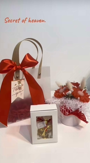 Perfumy 5 mł.    Secret of Heaven.
 Bukiet z pszczelego wosku z para kropelkami eterycznych oliejków Grapefruit.
 Torebka.