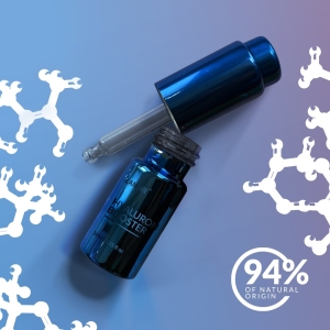 Hyaluron Booster, 10 ml

 Booster to superskoncentrowane serum, które stanowi dodatek do codziennej pielęgnacji skóry. Możesz go używać samodzielnie lub dodawać kilka kropel do ulubionego kremu, aby dodatkowo wzbogacić jego działanie. Krótko mówiąc, booster jest doskonałym sposobem na jeszcze dokładniejsze spersonalizowanie Twojego rytuału pielęgnacyjnego.

CZY BOOSTER JEST MI POTRZEBNY?

Skoro booster to superskoncentrowane serum, a Ty już serum używasz, to być może zastanawiasz się, czy ten kosmetyk jest Ci w ogóle potrzebny. Odpowiedź brzmi: tak. Booster nie jest zamiennikiem dla serum. Choć te produkty mogą się wydawać zbliżone, różnią się między sobą.

1. KONCENTRACJA

Zapewne wiesz, że serum jest bardziej skoncentrowane niż krem, dlatego nie powinno go zastępować. Tu sytuacja jest analogiczna: booster jest jeszcze bardziej skoncentrowany niż serum.

2. DZIAŁANIE

Serum to produkt bardziej wszechstronny, jego zadaniem jest ogólna poprawa wyglądu skóry w krótkim czasie. Booster ma bardziej nakierunkowane działanie, koncentruje się na 1-2 problemach skórnych.

HYALURON BOOSTER

Ultraskoncentrowane serum o działaniu wygładzającym, które zapewni skórze wzrost nawilżenia i zmniejszy widoczność zmarszczek. Zawiera PrimalHyal™ Ultrafiller – acetylowaną formę kwasu hialuronowego, która jest doskonałą alternatywą dla ostrzykiwania i działa na zasadzie „wypełniacza”, głęboko penetrując skórę i szybko wypełniając zmarszczki. Składnik ten jest dodatkowo wspomagany przez Hyalurosmooth™, botaniczny odpowiednik kwasu hialuronowego, który posiada zdolność stymulacji jego produkcji.

Efekt błyskawicznego wypełnienia – zauważalna redukcja zmarszczek już od 1 do 6 godzin po aplikacji
Intensywnie nawilża
Przynosi ulgę wysuszonej skórze
Wyraźnie poprawia wygląd skóry
Wygładza

Składniki aktywne.
 PRIMALHYAL™ ULTRAFILLER - Acetylowana forma kwasu hialuronowego. To doskonała alternatywa do ostrzykiwania, której spektakularne efekty zostały poparte badaniami. Składnik działa jak „wypełniacz”, głęboko penetrując skórę i wypełniając zmarszczki. Stymuluje też metabolizm naskórka i skóry do ochrony przed wolnymi rodnikami.
HYALUROSMOOTH™ - Naturalny, wysokocząsteczkowy polisacharyd pozyskiwany z nasion indyjskiej rośliny Cassia angustifolia. Pobudza produkcję kwasu hialuronowego i kolagenu. Tworzy ochronny film na powierzchni skóry zapewniając natychmiastowe i długotrwałe nawilżenie. Nadaje uczucie miękkości i sprężystości oraz przywraca skórze naturalny blask. Jest botaniczną alternatywą dla kwasu hialuronowego.
AMAZE™ NORDIC BARLEY - 100% naturalna, niemodyfikowana i pozbawiona GMO skrobia jęczmienna, certyfikowana zgodnie z wymogami COSMOS. Pozyskiwana jest od regionalnych dostawców z całej Skandynawii - to produkt uboczny powstały w ekologicznym procesie produkcji napojów. Wyjątkową zaletą składnika AmazeTM Nordic Barley jest możliwość uzyskania doskonałego profilu mikrobiologicznego produktów pielęgnacyjnych bez konieczności obróbki termicznej czy sterylizacji promieniowaniem gamma.

Sposób użycia.
Używać samodzielnie, jako superskoncentrowane serum lub dodawać do ulubionego kremu. Nie dodawać bezpośrednio do opakowania z kremem – wymieszać na dłoni.

INCI
AQUA, HORDEUM VULGARE SEED FLOUR, PENTYLENE GLYCOL, SODIUM ACRYLATES COPOLYMER, PHENOXYETHANOL, LECITHIN, SODIUM ACETYLATED HYALURONATE, CASSIA ANGUSTIFOLIA SEED POLYSACCHARIDE, GLYCERIN, INULIN LAURYL CARBAMATE, HYDROXYETHYLCELLULOSE, ETHYLHEXYLGLYCERIN, DISODIUM EDTA.