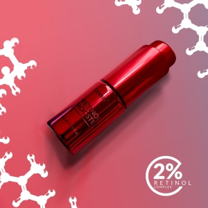 Retinol Booster, 10 ml
 
 Booster to superskoncentrowane serum, które stanowi dodatek do codziennej pielęgnacji skóry. Możesz go używać samodzielnie lub dodawać kilka kropel do ulubionego kremu, aby dodatkowo wzbogacić jego działanie. Krótko mówiąc, booster jest doskonałym sposobem na jeszcze dokładniejsze spersonalizowanie Twojego rytuału pielęgnacyjnego.
 
 Działanie
 CZY BOOSTER JEST MI POTRZEBNY?

Skoro booster to superskoncentrowane serum, a Ty już serum używasz, to być może zastanawiasz się, czy ten kosmetyk jest Ci w ogóle potrzebny. Odpowiedź brzmi: tak. Booster nie jest zamiennikiem dla serum. Choć te produkty mogą się wydawać zbliżone, różnią się między sobą.

KONCENTRACJA
Zapewne wiesz, że serum jest bardziej skoncentrowane niż krem, dlatego nie powinno go zastępować. Tu sytuacja jest analogiczna: booster jest jeszcze bardziej skoncentrowany niż serum.

DZIAŁANIE
Serum to produkt bardziej wszechstronny, jego zadaniem jest ogólna poprawa wyglądu skóry w krótkim czasie. Booster ma bardziej nakierunkowane działanie, koncentruje się na 1-2 problemach skórnych.



RETINOL BOOSTER

Ultraskoncentrowane serum zawierające SpheruliteTM R10 – zakapsułowany w sfery retinol. Dzięki specjalnej technologii sferycznej substancja aktywna wnika w głąb skóry zapobiegając podrażnieniom. Stymuluje komórki do odnowy i spowalnia procesy starzeniowe zachodzące w skórze, wspomaga także produkcję kolagenu i redukuje zmarszczki. Reguluje wydzielanie sebum i zwęża pory, a także minimalizuje przebarwienia posłoneczne, hormonalne oraz blizny potrądzikowe. Zawiera olej ze słodkich migdałów, który poprawia cyrkulację krwi, działa przeciwstarzeniowo oraz nawilżająco, a także olej meadowfoam, bogate źródło długołańcuchowych kwasów tłuszczowych, witaminy A i E.

Zapewnia stałe w czasie uwalnianie substancji aktywnej od czasu przeniknięcia w głąb skóry do 6-8 godzin
Spowalnia procesy starzeniowe
Redukuje zmarszczki
Stymuluje odnowę komórkową
Wspomaga produkcję kolagenu
Minimalizuje przebarwienia i blizny potrądzikowe
 
 Składniki aktywne
 SPHERULITE™ R10 - Retinol zamknięty w mikrokapsułkach Spherulites. Dzięki specjalnej technologii sferycznej substancja aktywna wnika w głąb skóry zapobiegając podrażnieniom. Rozwiązanie to zapewnia stałe w czasie uwalnianie substancji aktywnej od czasu przeniknięcia w głąb skóry do 6-8 godzin.
OLEJ ZE SŁODKICH MIGDAŁÓW - Znany ze swoich rozległych dobroczynnych właściwości. Poprawia cyrkulację krwi, działa przeciwstarzeniowo i nawilżająco, jest bardzo delikatny i bezpieczny dla skóry. Dobrze się wchłania, nie pozostawiając tłustej warstwy. Pomaga też chronić naskórek przed niekorzystnym wpływem warunków atmosferycznych. Dzięki zawartemu w nim kompleksowi lipidów skóra staje się bardziej elastyczna i wygładzona.
OLEJ MEADOWFOAM - „Perła” wśród olejów roślinnych. Swoją angielską nazwę zawdzięcza podobieństwu do białej piany w trakcie rozkwitu. Zawiera witaminy A i E, a także posiada ogromną (ponad 98%!) zawartość długołańcuchowych kwasów tłuszczowych, dzięki czemu wykazuje działanie odżywcze i nawilżające. Po aplikacji tworzy warstwę, która zapobiega utracie wilgoci przez skórę.
 
 Sposób użycia
 Stosować wyłącznie na noc, na oczyszczoną, suchą skórę, omijając okolice oczu. Dodać do ulubionego kremu, aby wzmocnić jego działanie lub używać samodzielnie, jako super skoncentrowane serum. Nie dodawać bezpośrednio do opakowania z kremem – wymieszać na dłoni. Przy używaniu konieczne jest włączenie codziennej, wysokiej ochrony przeciwsłonecznej. Stosowanie produktu powinno się odbywać stopniowo – na początku używać co kilka dni, zwiększać częstotliwość w miarę przyzwyczajania się skóry.

Przeciwwskazania: Produkt nie jest rekomendowany dla skóry wrażliwej i przesuszonej. Nie należy używać przy karmieniu piersią i w trakcie ciąży, przy nadwrażliwości na pochodne witaminy A, przy stosowaniu innych preparatów silnie złuszczających (np. kuracje kwasowe), przy podrażnionej skórze oraz przy wzmożonej ekspozycji na słońce.
 
 INCI
 AQUA, ISODECYL NEOPENTANOATE, TRIETHYLHEXANOIN, PRUNUS AMYGDALUS DULCIS OIL, LIMNANTHES ALBA SEED OIL, TRILAURETH-4 PHOSPHATE, AMMONIUM ACRYLOYLDIMETHYLTAURATE/VP COPOLYMER, PHENOXYETHANOL, CETEARYL ALCOHOL, POLYSORBATE 20, RETINOL, POLYSORBATE 60, BHT, ETHYLHEXYLGLYCERIN, TRIETHANOLAMINE, DISODIUM EDTA.