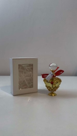 Perfumy 5 mł.  Intrigue.

Perfumy z naturalnych eterycznych oliejków.
Aromat jest seksowny, uwodzicielski,
intrygujący, odurzający, odurzający,
atrakcyjny, oszałamiający.

 Nuty głowy: 
Grapefruit.
Nuty serca: 
Jasmine. Ylang-Ylang.
Nuty bazowe: 
Sandalwood.
