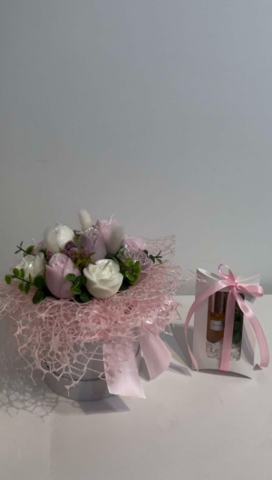 Perfumy z eterycznych oliejków  5 mł.
 Duży bukiet z sojowego wosku.
 Słabo zapachowy
 Jasmine. Roża . Wisnia w czekoladzie.