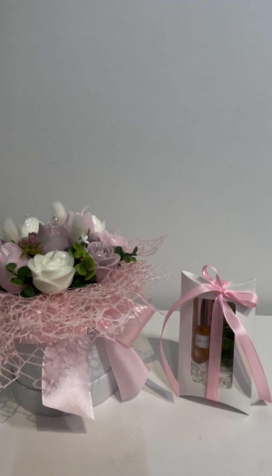 Perfumy z eterycznych oliejków  5 mł.
 Duży bukiet z sojowego wosku.
 Słabo zapachowy
 Jasmine. Roża . Wisnia w czekoladzie.