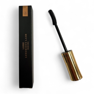 Maskara do rzęs Luxurious Lash, 9 ml
 
Mascara Luxurious Lash, to formuła, która nie tylko sprawi, że Twoje rzęsy będą pogrubione, bardziej widoczne i idealnie rozczesane, ale też wypielęgnowane. To idealny wybór na co dzień – dzięki obecności celulozy oraz gumy akacjowej rzęsy będą wyraźnie podkreślone, a jednocześnie, dzięki obecności witaminy E oraz pantenolu, wspomożesz ich kondycję.

Ta maskara zawiera microcrystalline cellulose, dzięki której rzęsy są wyraźnie pogrubione i bardziej widoczne.

 Dodatkowo:

Łatwa aplikacja: Rzęsy są równomiernie pokryte tuszem, a efekt rozdzielenia zapobiega ich sklejaniu.

Naturalny wygląd: Idealne rozczesanie rzęs przy każdym pociągnięciu.

Ta maskara jest idealna dla kobiet, które szukają subtelnego, lecz widocznego pogrubienia rzęs i estetycznego efektu ich rozdzielenia.

 1.  Wyjmij szczoteczkę z maskary - zawsze rób to jednym ruchem. Odruch „pompowania” jest nieprawidłowy. W ten sposób do buteleczki z tuszem dostaje się powietrze, a przez to tusz szybciej wysycha. Zaschnięty tusz rozpoznasz po tym, że na rzęsach zaczynają się tworzyć nieestetyczne grudki.

2. Delikatnie wytrzyj szczoteczkę chusteczką higieniczną. W ten sposób usuniesz nadmiar tuszu, dzięki czemu unikniesz sklejonych rzęs i nieestetycznych grudek.

3. Większość wizażystów poleca nakładanie tuszu od środka oka. Rzęsy malujemy od nasady, delikatnym ruchem w górę rozprowadzamy formułę tuszu, aż po same końce włosków. Następnie przechodzimy do zewnętrznego i wewnętrznego kącika oka.

4. Aby wytuszować dolne rzęsy posłużymy się końcówką szczoteczki. Trzymaj ją pionowo, tak, aby ruch był precyzyjny, a maskara nie pozostawiała śladów na dolnej powiece.

5. Gdy już nałożysz pierwszą warstwę, warto zaaplikować kolejną tzw. zygzakiem. Nakładaj tusz poruszając szczoteczką w lewo i w prawo. Dzięki temu dobrze rozczeszesz rzęsy, a także je wydłużysz.

+ Szczoteczkę od maskary należy myć przynajmniej raz w tygodniu! Tylko w taki sposób możemy usunąć nadmiar zaschniętego tuszu, a także uniknąć sklejania i zbytniego obciążania rzęs. Czysta szczoteczka wydłuża życie maskary i jest po prostu zdrowsza dla Twoich oczu.