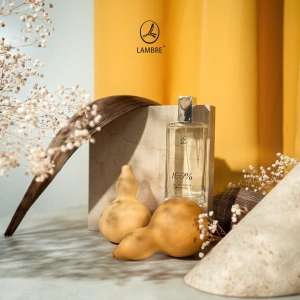 Woda perfumowana 100% Woman, 100 ml
 
 Kwiatowo – cytrusowy zapach dla kobiet pełen świeżości  i czystości. Kompozycja aromatu została zbudowana  na klasycznej bazie z piżma, cedru i bawełny. W nutach serca odnajdujemy soczystą gruszkę, piwonię oraz białe kwiaty. Zwieńczeniem kompozycji są świeże owoce takie jak grejpfrut i mandarynka oraz ogórek– właśnie tej warstwie aromat zawdzięcza świeże tchnienie.

Zapach ten stanowi wzorzec indywidualności, lekkości  i zmysłowości, wizerunek szczerej, otwartej, nowoczesnej kobiety, żyjącej w harmonii z otaczającym światem. 
 
 Rodzina zapachów: kwiatowo - owocowe

Nuty głowy: grejpfrut, mandarynka, ogórek
Nuty serca: gruszka, piwonia, białe kwiaty
Nuty bazowe: piżmo, cedr, bawełna