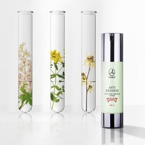 Krem odbudowujący do cery naczynkowej z SPF 15, Anti Redness Capillary Rebuild Cream 50 ml
 
 Każdy kto kiedykolwiek borykał się z „pajączkami” wie, że niestety same z siebie nie znikają, a jedynie stają się bardziej widoczne. Ukrywanie ich pod grubą warstwą podkładu nie jest dobrym rozwiązaniem, lepiej zatroszczyć się o wyeliminowanie bezpośredniej przyczyny ich powstawania - pomoże Ci w tym krem Anti Redness Capillary Rebuild Cream. Krem odbudowuje i wzmacnia kruche naczynia krwionośne, niweluje zaczerwienienia, a także wyrównuje koloryt skóry. Dzięki filtrowi SPF 15 chroni ją również przed fotostarzeniem. Po co znosić nieestetyczne „pajączki” jeśli można się ich pozbyć raz na zawsze?
 
 Składniki aktywne
 Redyless® - To wyjątkowy składnik pozwalający kontrolować zaczerwienienia. Hamuje aktywność określonych receptorów wrażliwych na temperaturę i niektóre potrawy (ostre, gorące). Reorganizuje strukturę sieci naczyń krwionośnych, stymulując ich odporność na deformację i redukując ich średnicę, aby w efekcie zauważalnie zredukować rumień lub trądzik różowaty.
Polyplant Anti-couperosis - to mieszanka składników roślinnych specyficznie oddziaływujących na popękane naczynia.
Olej z róży - Korzystnie wpływa na rozszerzone naczynka krwionośne, ponieważ wzmacnia je i zmniejsza zaczerwienienia. Koi także cerę wrażliwą, a zmęczonej i szarej dodaje blasku.
Skwalan - Naturalny surowiec pochodzenia roślinnego z oleju z oliwek. Skwalan intensywnie nawilża i doskonale się wchłania. Redukuje drobne oznaki starzenia się, przebarwienia i zmiany trądzikowe, przyśpiesza gojenie się oparzeń słonecznych i podrażnień.
Kompleks witamin A,E,F - Witamina A przyspiesza odnowę naskórka, witamina E chroni przed niekorzystnym działaniem wolnych rodników, a witamina F zapobiega odwodnieniu i przywraca skórze elastyczność.
Pigment Ronaflair® Balance Green - zielonkawy pigment mineralny. Optycznie zmniejsza widoczność naczynek, zaczerwienień i przebarwień. Odpowiada za zielone zabarwienie kremu.
 
 Opis
 Gdy na twarzy zauważamy coraz więcej czerwonych niteczek, a rumieńce na policzkach pojawiają się z byle powodu i nie chcą zniknąć, to znak, że trzeba sięgnąć po specjalny krem przeznaczony do cery naczynkowej.

JAK ROZPOZNAĆ CERĘ NACZYNKOWĄ?

Cera naczynkowa jest bardzo cienka i charakteryzuje się niezwykłą wrażliwością. Na jej powierzchni widać sieć naczyń krwionośnych lub pojedyncze, pękające naczynka (tzw. „pajączki) i zaczerwienienia. Pielęgnacja takiej skóry powinna być delikatna i polegać na wzmocnieniu kruchych naczyń, niwelowaniu zaczerwienień i wyrównaniu kolorytu skóry. Pierwsze widoczne rozszerzone naczynka mogą pojawić się już u nastolatek – głównie tych, które lubią mocno się opalać – ale nasilają się po trzydziestce, gdy ilość kolagenu produkowanego w skórze zmniejsza się i pogarsza się mikrokrążenie.

 SYMPTOMY CERY NACZYNKOWEJ:

widoczne pojedyncze naczynka lub sieć naczyń krwionośnych, szczególnie w okolicach nosa, brody i na policzkach
rumień
widoczne zaczerwienienia i plamki
uczucie pieczenia i swędzenia
nadwrażliwość na zmieniające się warunki atmosferyczne
gwałtowne reakcje na nadmierny kontakt ze słońcem
skłonność do powstawania podrażnień i stanów zapalnych
wrażliwość na silne kosmetyki i peelingi oraz szorstkie ubrania
PRZYCZYNY ROZSZERZANIA SIĘ NACZYŃ KRWIONOŚNYCH

Gdy naczynia są rozluźnione, szybciej się rozszerzają, a jednocześnie trudno jest im powrócić do pierwotnych rozmiarów. Przyczyny rozszerzania się naczyń krwionośnych to między innymi:

nagłe, gwałtowne zmiany temperatury
sauna i gorące kąpiele
rozgrzewające kosmetyki, peelingi, kompresy
ostre potrawy, gorące napoje, alkohol
stres i silne emocje
nieodpowiednie, drażniące kosmetyki
przegrzewanie twarzy w wyniku wysiłku fizycznego
promieniowanie ultrafioletowe (nadmierna ekspozycja na słońce)
Wzmacniający krem do codziennej pielęgnacji twarzy, przeznaczony do cery naczynkowej, nadwrażliwej i skłonnej do zaczerwienień. Bogata receptura oparta na innowacyjnym składniku REDYLESS® wzmacnia naczynia krwionośne, redukuje zaczerwienienia i przeciwdziała niekorzystnemu wpływowi czynników zewnętrznych. System filtrów UVA i UVB SPF 15 chroni skórę przed szkodliwymi promieniami UV, a zielony pigment tuszuje zaczerwienienia i wyrównuje koloryt skóry. Regularne używanie kremu zapewnia skórze uczucie komfortu, nawilżenia i odżywienia.
 
 INCI
 AQUA, ISODECYL NEOPENTANOATE, GLYCERIN, GLYCERYL STEARATE, OCTOCRYLENE, BUTYL METHOXYDIBENZOYLMETHANE, C12-15 ALKYL BENZOATE, DIBUTYL ADIPATE, ETHYLHEXYL TRIAZONE, CAPRYLYL METHICONE, CETEARYL ALCOHOL, PEG-100 STEARATE, PROPANEDIOL, ROSA CANINA FRUIT OIL, SODIUM ACRYLATE/SODIUM ACRYLOYLDIMETHYL TAURATE COPOLYMER, DISTARCH PHOSPHATE, SQUALANE, ISOPROPYL MYRISTATE, GLYCINE SOJA OIL, PIPERONYL GLUCOSIDE, HAMAMELIS VIRGINIANA LEAF EXTRACT, ARNICA MONTANA FLOWER EXTRACT, HYPERICUM PERFORATUM FLOWER EXTRACT, AESCULUS HIPPOCASTANUM SEED EXTRACT, VITIS VINIFERA LEAF EXTRACT, HEDERA HELIX LEAF EXTRACT, CARTHAMUS TINCTORIUS SEED OIL, LINOLEIC ACID, TOCOPHERYL ACETATE, RETINYL PALMITATE, ALLANTOIN, PHENOXYETHANOL, ETHYLHEXYLGLYCERIN, PENTYLENE GLYCOL, CAPRYLYL GLYCOL, PARFUM, ISOHEXADECANE, POLYSORBATE 80, SORBITAN OLEATE, PEG-8, TOCOPHEROL, ASCORBYL PALMITATE, ASCORBIC ACID, CITRIC ACID, SODIUM BENZOATE, POTASSIUM SORBATE, DISODIUM EDTA, TITANIUM DIOXIDE, MICA, TIN OXIDE, CI 61570.