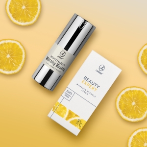 Serum Morning Miracle z witaminą C, Beauty Expert, 20 ml
 
 Dobry nastrój o poranku to klucz do udanego dnia, a odpowiednia pielęgnacja to podstawa piękna. Od czego więc zacząć dzień, aby zapewnić sobie dobry nastrój? Od skóry! Oczyszczenie i tonizacja to pierwsze co powinniśmy zrobić. Co dalej? Serum Morning Miracle! Witamina C, którą zawarliśmy w recepturze tego serum, jest przeciwutleniaczem zapobiegającym pigmentacji, a ponadto aktywuje produkcję kolagenu. Przy codziennym stosowaniu, serum pomoże utrzymać młodość skóry przez długi czas.
 
 Działanie
 W upalne i słoneczne dni skóra cierpi z powodu odwodnienia i promieniowania UV. Pojawia się uczucie ściągnięcia, zaczyna się łuszczenie, pojawiają się piegi i plamy starcze. Aby cieszyć się piękną skórą dłużej, rozszerz swoją codzienną pielęgnację o dodatkowe produkty, takie jak aktywne serum Morning Miracle z witaminą C i kompleksem Aquaxyl™ (połączenie glukozy pszenicznej i ksylitolu z drewna brzozowego).

 Magiczne serum w widoczny sposób poprawia kondycję skóry już od momentu pierwszej aplikacji. Codzienne stosowanie zapewnia długotrwałą i skuteczną ochronę przed pojawieniem się na skórze oznak upływającego czasu. Natychmiast po aplikacji skóra jest wyraźnie bardziej wygładzona i promienna, a cienkie linie są mniej widoczne.

Dlaczego witamina C jest cennym składnikiem kosmetyków przeciwstarzeniowych? To silny przeciwutleniacz, idealny ratunek dla skóry szyi i twarzy. Aktywuje produkcję kolagenu, zwiększa jędrność skóry, pomaga wygładzić zmarszczki i spowalnia proces powstawania nowych. Oprócz tego rozjaśnia przebarwienia i hamuje produkcję melaniny.

wyraźnie redukuje zmarszczki – już po 1szym zastosowaniu
rozjaśnia przebarwienia, nadaje skórze blasku
intensywnie, natychmiast i długotrwale nawilża skórę
komfortowe, aksamitne odczucie na skórze
 
 Składniki
 Witamina C - stabilna witamina C w nowej, naturalnej formie, zabezpieczona przed rozkładem naturalnym glukozydem. Stymuluje produkcję kolagenu, pobudza naprawę fotouszkodzeń skóry, redukuje przebarwienia i rozjaśnia cerę.
Aquaxyl™ - składnik pochodzenia naturalnego, będący połączeniem glukozy z pszenicy i ksylitolu z drewna brzozowego, o silnym działaniu nawilżającym i regenerującym.
Lanol 99 - składnik gwarantujący natychmiastowe, jedwabiste odczucie na skórze.
 
 Sposób użycia
 Stosować codziennie rano na oczyszczoną skórę twarzy i szyi, by preparat jak najlepiej wniknął w skórę oraz wzmocnił działanie kosmetyków. 
 
 INCI
 AQUA, CAPRYLYL METHICONE, PEG-12 DIMETHICONE/PPG-20 CROSSPOLYMER, GLYCERIN, ASCORBYL GLUCOSIDE, ISONONYL ISONONANOATE, SODIUM CITRATE, POTASSIUM HYDROXIDE, XYLITYLGLUCOSIDE, ANHYDROXYLITOL, XYLITOL, CITRIC ACID, GLUCOSE, TOCOPHEROL, PHENOXYETHANOL, ETHYLHEXYLGLYCERIN, DISODIUM EDTA, PARFUM