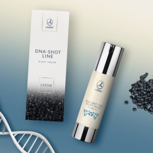 Krem na noc DNA-SHOT, 50 ml
 
 Krem efektywnie stymuluje naturalne zdolności regeneracyjne skóry podczas snu. Zawiera bogactwo składników aktywnych o podwyższonej skuteczności, które spełniają wszystkie potrzeby skóry dojrzałej. Odbudowuje włókna kolagenu i elastyny odpowiedzialne za młody wygląd. Rewitalizuje i energetyzuje komórki skóry. Przeciwdziała procesowi starzenia. Wzmacnia naturalną barierę lipidową skóry i zapewnia jej maksymalne nawodnienie. Przeciwdziała procesowi starzenia. Efektem stosowania kremu na noc z linii DNA-Shot Line jest wygładzona, pozbawiona zmarszczek i głęboko nawilżona skóra.
 
 Działanie
 CZY MOŻNA ZATRZYMAĆ CZAS?

Ekspert od odmładzania - DNA-Shot Line dla cery dojrzałej udowadnia, że jest to możliwe. Sekret tkwi w połączeniu najskuteczniejszych składników o działaniu wygładzającym, ochronnym i odmładzającym, które wnikają głęboko w komórki skóry.

 KREM NA NOC DNA-SHOT

Krem regeneruje i intensywnie pielęgnuje skórę podczas snu.

dzięki zawartości Moist 24™ krem intensywnie nawilża
wygładza skórę, która staje się bardziej elastyczna i jędrna
wzmacnia i regeneruje naturalną warstwę lipidową skóry
zmniejsza głębokość zmarszczek
poprawia koloryt skóry
zapewnia odmłodzenie wyglądu skóry
chroni przed negatywnym wpływem czynników środowiska
 
 Składniki
 DNA-Na - sól sodowa kwasu dezoksyrybonukleinowego. Działa na skórę przeciwstarzeniowo i przeciwzmarszczkowo. Efektywny stymulator procesów odbudowujących skórę. Regeneruje strukturę naskórka, w znacznym stopniu redukując istniejące zmarszczki i zapobiegając pojawieniu się nowych
CHRONODYN™ - otrzymywany biotechnologicznie ekstrakt z algi Euglena gracilis. Wpływa na metabolizm komórek przez pobudzanie, uwalnianie jonów wapnia i stymulowanie podnoszenia poziomu energetycznego i zwalczania oznak zmęczenia. Powoduje wzrost napięcia i ujędrnienia skóry.
MOIST 24™ - innowacyjny składnik aktywny, pozyskiwany z rośliny Imperata Cylindrica, rosnącej na terenach pustynnych, np. w Australii. Charakteryzuje się szczególnie korzystnym wpływem na skórę – utrzymuje elastycznośći, a także zapewnia intensywne i długotrwałe nawilżenie skóry odczuwalne przez 24 godziny.
Phytosqualan - bezbarwna, bezzapachowa i przeźroczysta ciecz. Pomimo tego, że jest substancją hydrofobową nie daje tłustego, lepkiego odczucia i bardzo łatwo się wchłania. Dzięki swojej budowie regeneruje naskórek, wpływając na odpowiednią równowagę wodno-lipidową, „uszczelnia” skórę i zapobiega nadmiernej utracie wody.
Olej macadamia - działa regenerująco, nawilżająco, odżywiająco i wygładzająco, wpływając na zdrowy i promienny wygląd skóry. Chroni komórki przed działaniem wolnych rodników. Wspaniale nadaje się do pielęgnacji skóry starzejącej się, zapobiega procesowi przedwczesnego starzenia i zatrzymuje utratę wody przez skórę.
Olej ze słodkich migdałów - ma właściwości zmiękczające, łagodzące, odżywcze i nawilżające. Stanowi bogate źródło lipidów, dzięki którym skóra staje się wygładzona i elastyczna.
Olej z rokitnika - jest bogaty w tokoferole, karoteny, nasycone i nienasycone kwasy tłuszczowe, lipidy i węglowodory. Jest niezastąpionym środkiem przy odbudowujących, wygładzających i ochronnych procesach.
 
 Sposób użycia
 Stosować codziennie wieczorem. Delikatnie wmasować w skórę  twarzy, szyi i dekoltu. 
 
 INCI
 AQUA, PRUNUS AMYGDALUS DULCIS OIL, ISODECYL NEOPENTANOATE, MACADAMIA TERNIFOLIA SEED OIL, GLYCERIN, CETEARYL ETHYLHEXANOATE, SQUALANE, EUGLENA GRACILIS EXTRACT, HYDROXYETHYL ACRYLATE/SODIUM ACRYLOYLDIMETHYLTAURATE COPOLYMER, GLYCERYL STEARATE, PEG-100 STEARATE, IMPERATA CYLINDRICA ROOT EXTRACT, PARFUM, HIPPOPHAE RHAMNOIDES OIL, PHENOXYETHANOL, DMDM HYDANTOIN, PEG-8, SODIUM DNA, METHYLPARABEN, CARBOMER, PROPYLPARABEN, DISODIUM EDTA, POTASSIUM SORBATE, TOCOPHEROL, HELIANTHUS ANNUUS SEED OIL, ROSMARINUS OFFICINALIS LEAF EXTRACT