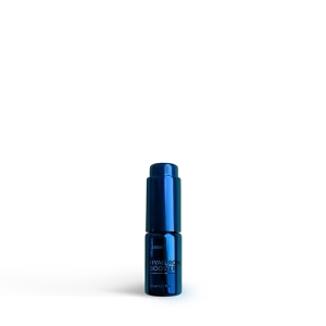 Hyaluron Booster, 10 ml

 Booster to superskoncentrowane serum, które stanowi dodatek do codziennej pielęgnacji skóry. Możesz go używać samodzielnie lub dodawać kilka kropel do ulubionego kremu, aby dodatkowo wzbogacić jego działanie. Krótko mówiąc, booster jest doskonałym sposobem na jeszcze dokładniejsze spersonalizowanie Twojego rytuału pielęgnacyjnego.

CZY BOOSTER JEST MI POTRZEBNY?

Skoro booster to superskoncentrowane serum, a Ty już serum używasz, to być może zastanawiasz się, czy ten kosmetyk jest Ci w ogóle potrzebny. Odpowiedź brzmi: tak. Booster nie jest zamiennikiem dla serum. Choć te produkty mogą się wydawać zbliżone, różnią się między sobą.

1. KONCENTRACJA

Zapewne wiesz, że serum jest bardziej skoncentrowane niż krem, dlatego nie powinno go zastępować. Tu sytuacja jest analogiczna: booster jest jeszcze bardziej skoncentrowany niż serum.

2. DZIAŁANIE

Serum to produkt bardziej wszechstronny, jego zadaniem jest ogólna poprawa wyglądu skóry w krótkim czasie. Booster ma bardziej nakierunkowane działanie, koncentruje się na 1-2 problemach skórnych.

HYALURON BOOSTER

Ultraskoncentrowane serum o działaniu wygładzającym, które zapewni skórze wzrost nawilżenia i zmniejszy widoczność zmarszczek. Zawiera PrimalHyal™ Ultrafiller – acetylowaną formę kwasu hialuronowego, która jest doskonałą alternatywą dla ostrzykiwania i działa na zasadzie „wypełniacza”, głęboko penetrując skórę i szybko wypełniając zmarszczki. Składnik ten jest dodatkowo wspomagany przez Hyalurosmooth™, botaniczny odpowiednik kwasu hialuronowego, który posiada zdolność stymulacji jego produkcji.

Efekt błyskawicznego wypełnienia – zauważalna redukcja zmarszczek już od 1 do 6 godzin po aplikacji
Intensywnie nawilża
Przynosi ulgę wysuszonej skórze
Wyraźnie poprawia wygląd skóry
Wygładza

Składniki aktywne.
 PRIMALHYAL™ ULTRAFILLER - Acetylowana forma kwasu hialuronowego. To doskonała alternatywa do ostrzykiwania, której spektakularne efekty zostały poparte badaniami. Składnik działa jak „wypełniacz”, głęboko penetrując skórę i wypełniając zmarszczki. Stymuluje też metabolizm naskórka i skóry do ochrony przed wolnymi rodnikami.
HYALUROSMOOTH™ - Naturalny, wysokocząsteczkowy polisacharyd pozyskiwany z nasion indyjskiej rośliny Cassia angustifolia. Pobudza produkcję kwasu hialuronowego i kolagenu. Tworzy ochronny film na powierzchni skóry zapewniając natychmiastowe i długotrwałe nawilżenie. Nadaje uczucie miękkości i sprężystości oraz przywraca skórze naturalny blask. Jest botaniczną alternatywą dla kwasu hialuronowego.
AMAZE™ NORDIC BARLEY - 100% naturalna, niemodyfikowana i pozbawiona GMO skrobia jęczmienna, certyfikowana zgodnie z wymogami COSMOS. Pozyskiwana jest od regionalnych dostawców z całej Skandynawii - to produkt uboczny powstały w ekologicznym procesie produkcji napojów. Wyjątkową zaletą składnika AmazeTM Nordic Barley jest możliwość uzyskania doskonałego profilu mikrobiologicznego produktów pielęgnacyjnych bez konieczności obróbki termicznej czy sterylizacji promieniowaniem gamma.

Sposób użycia.
Używać samodzielnie, jako superskoncentrowane serum lub dodawać do ulubionego kremu. Nie dodawać bezpośrednio do opakowania z kremem – wymieszać na dłoni.

INCI
AQUA, HORDEUM VULGARE SEED FLOUR, PENTYLENE GLYCOL, SODIUM ACRYLATES COPOLYMER, PHENOXYETHANOL, LECITHIN, SODIUM ACETYLATED HYALURONATE, CASSIA ANGUSTIFOLIA SEED POLYSACCHARIDE, GLYCERIN, INULIN LAURYL CARBAMATE, HYDROXYETHYLCELLULOSE, ETHYLHEXYLGLYCERIN, DISODIUM EDTA.