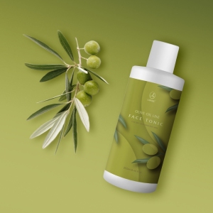 Tonik oliwkowy, Olive Oil Tonic, 250 ml
 
 Jak efektywnie i delikatnie oczyścić skórę? Stosując tonik oliwkowy do codziennej pielęgnacji. Tonik przywraca czystość, odświeża i wyrównuje naturalny poziom pH skórze. Efekt? Aksamitna, gładka, oczyszczona skóra.

 Działanie
 skutecznie i delikatnie oczyszcza skórę z naturalnych zanieczyszczeń i/lub pozostałości makijażu
zmiękcza i wygładza skórę
tonizuje i odświeża
wyrównuje poziom pH skóry
skóra jedwabiście gładka i nawilżona, bez podrażnień
 
 Składniki
 Ekstrakt z lawendy (LAVANDULA ANGUSTIFOLIA)
 
 Sposob użycia
 Nawilżyć wacik kosmetyczny tonikiem i delikatnie przetrzeć skórę twarzy i szyi. 
 
 INCI
 AQUA, GLYCERIN, PROPYLENE GLYCOL, OLIVE OIL PEG-7 ESTERS, DISODIUM COCOAMPHODIACETATE, LAVANDULA ANGUSTIFOLIA FLOWER EXTRACT, PARFUM, DIAZOLIDINYL UREA, METHYLPARABEN, PROPYLPARABEN, PHOSPHORIC ACID, DISODIUM EDTA, PHENOXYETHANOL, CITRIC ACID