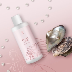 Mleczko perłowe, Pearl Milk, 250 ml

 Perłowe mleczko nawilżające to sposób na perfekcyjny demakijaż. Delikatnie zmywa makijaż i oczyszcza skórę wokół oczu, twarzy i szyi. Stymulujący kompleks z pereł oraz koktajl witaminowy łagodzi i koi podrażnienia, regeneruje oraz przywraca piękny koloryt i witalność wymagającej skórze.
 
 Działanie
 PEARL MILK 250 ml

Mleczko do oczyszczania i demakijażu do cery suchej, wykazującej zwiększone zapotrzebowanie na składniki odżywcze i wspomagające regenerację. Te wymagania doskonale zaspokaja specjalny kompleks naturalnych witamin A, E, F, stymulujący perłowy kompleks i D-Pantenol. Mleczko wzbogacono w specjalny kompleks otrzymywany z pereł, bogatych w sole mineralne, oligoelementy i peptydy. Stymulujący kompleks perłowy wpływa na przyspieszenie procesów regeneracyjnych w skórze, zapewniając jej zdrowie, witalność i blask. Mleczko doskonale oczyszcza skórę z makijażu oraz naturalnych zanieczyszczeń nie naruszając jej ochronnej warstwy lipidowej i zapobiegając jej przesuszeniu.

bardzo dobrze zmywa makijaż oraz inne naturalne zanieczyszczenia ze skóry twarzy
zmiękcza i wygładza skórę
delikatnie nawilża oraz natłuszcza skórę
poprawia i wyrównuje naturalny koloryt skóry
łagodzi podrażnienia
 
 Składniki
 Ekstrakt z pereł - bogaty w minerały, oligoelementy i peptydy z głębin oceanu. Ekstrakt od dawna jest znany i wykorzystywany w praktyce medycznej dzięki właściwościom nawilżającym i hamującym procesy starzenia. Chroni skórę przed niszczącym wpływem czynników środowiska zewnętrznego, jednocześnie poprawiając metabolizm i podtrzymując odpowiedni poziom nawilżenia. Znacznie wpływa na strukturę skóry, podtrzymując jej spoistość i elastyczność.
D-Panthenol - prowitamina B5. Optymalnie nawilża, regeneruje i wygładza skórę, przenikając do najgłębszych warstw i nie pozostawiając uczucia tłustości. Stymuluje wzrost i procesy odbudowujące komórek. Posiada mocne właściwości gojące (uszkodzenia skóry i śluzówki), a także łagodzi efekty działania promieniowania-UV.
Kompleks witamin А,Е,F - witamina A przyspiesza odnowę naskórka, witamina E chroni przed niekorzystnym działaniem wolnych rodników, a witamina F zapobiega odwodnieniu i przywraca skórze elastyczność.
 
 Sposób użycia
 Odpowiednią ilością mleczka nawilżyć wacik kosmetyczny i zmyć skórę twarzy i szyi. Przy demakijażu oczu należy unikać wprowadzenia preparatu do worka spojówkowego.
 
 INCI
 AQUA, PARAFFINUM LIQUIDUM, CAPRYLIC/CAPRIC TRIGLYCERIDE, CETEARYL ETHYLHEXANOATE, GLYCERIN, METHYL GLUCOSE SESQUISTEARATE, HYDROXYPROPYL STARCH PHOSPHATE, PANTHENOL, PEG-100 STEARATE, GLYCERYL STEARATE, ISOPROPYL MYRISTATE, GLYCINE SOJA OIL, XANTHAN GUM, HYDROLYZED PEARL, MARIS SAL, CARTHAMUS TINCTORIUS SEED OIL, LINOLEIC ACID, TOCOPHERYL ACETATE, RETINYL PALMITATE, PEG-8, TOCOPHEROL, ASCORBYL PALMITATE, ASCORBIC ACID, CITRIC ACID, DISODIUM EDTA, PHENOXYETHANOL, DMDM HYDANTOIN, METHYLPARABEN, PROPYLPARABEN, PARFUM