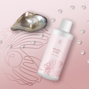 Tonik perłowy, Pearl Tonic, 250 ml

 Delikatny, bezalkoholowy tonik to niezbędny element skutecznej, kompleksowej pielęgnacji skóry suchej. Nawilżająco-odżywczy kompleks z pereł obecny w toniku Pearl Tonic wzbogacony witaminami ujędrni skórę, przywróci jej naturalny poziom pH oraz uzupełni o składniki odżywcze niezbędne cerze ze skłonnością do zmarszczek i przesuszania. Chroni i nawilża. Poprawia wchłanianie dobroczynnych składników z kremów. Idealne uzupełnienie codziennej pielęgnacji.

Działanie
PEARL TONIC 250 ML

Nawilżająco-odżywczy tonik bezalkoholowy do cery dojrzałej, która wymaga intensywnego nawilżania, odżywiania i ochrony przed szkodliwym wpływem środowiska. Potrzeby te doskonale zaspokaja specjalny kompleks witamin A, E, F, H i B5.

Tonik wzbogacono o specjalny kompleks nawilżająco-odżywczy z pereł, bogaty w peptydy i sole mineralne, pochodzące z ciepłych mórz, który dodatkowo nawilża i ujędrnia skórę, dostarczając jednocześnie cennych składników odżywczych. Tonik przywraca naturalne pH skóry i poprawia wchłanianie składników kremu.

oczyszcza, odświeża i nadaje skórze zdrowy połysk oraz zdrowy koloryt
dzięki specjalnie dobranym składnikom aktywnym tonik zmniejsza drobne zmarszczki, działając przeciwzapalnie
przyśpiesza regenerację skóry
poprawia wygląd ogólny, zmniejsza uczucie zmęczenia skóry

Składniki
Ekstrakt z pereł - bogaty w minerały, oligoelementy i peptydy z głębin oceanu. Ekstrakt od dawna jest znany i wykorzystywany w praktyce medycznej dzięki właściwościom nawilżającym i hamującym procesy starzenia. Chroni skórę przed niszczącym wpływem czynników środowiska zewnętrznego, jednocześnie poprawiając metabolizm i podtrzymując odpowiedni poziom nawilżenia. Znacznie wpływa na strukturę skóry, podtrzymując jej spoistość i elastyczność.
Vitamin Complex LA

Sposób użycia
Nawilżyć wacik kosmetyczny tonikiem i delikatnie przetrzeć skórę twarzy i szyi. 

INCI
AQUA, GLYCERIN, PPG-26-BUTETH-26, TRIDECETH-9, PEG-40 HYDROGENATED CASTOR OIL, PEG-5 ETHYLHEXANOATE, PROPYLENE GLYCOL, POLYSORBATE 20, HYDROLYZED PEARL, MARIS SAL, PANTHENOL, LINOLEIC ACID, LINOLENIC ACID, TOCOPHERYL ACETATE, RETINYL PALMITATE, BIOFLAVONOIDS, BIOTIN, PYRIDOXINE HCL, PHENOXYETHANOL, DMDM HYDANTOIN, METHYLPARABEN, PROPYLPARABEN, PARFUM