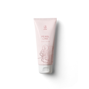 Krem do twarzy Pearl Light Cream, 80 ml
 
 Perły zawierają proteinową konchiolinę, składającą się z aż 20 cennych aminokwasów, która wnikając w skórę odmładza ją. Właśnie dlatego krem ​​LAMBRE Pearl Light z naturalnym ekstraktem z pereł ma silne działanie przeciwstarzeniowe: stymuluje procesy odnowy komórek, nawilża i tonizuje skórę.

 Działanie
 PEARL LIGHT CREAM 80 ml

Perłowy krem przeciwzmarszczkowy do twarzy, zawierający aktywny kompleks odmładzający: ekstrakt z pereł, witaminy A, E i F, Moist 24™ oraz olej z owoców marakui i masło shea. Wspomaga naturalne procesy odnowy skóry, wygładza zmarszczki oraz zapobiega ich powstawaniu. Aktywnie nawilża, uelastycznia i przyśpiesza regenerację naskórka. Ma przyjemną i delikatną konsystencję.

intensywnie nawilża i głęboko odżywia skórę
chroni skórę przed przesuszeniem, które jest jedną z przyczyn przedwczesnego starzenia
nawilżona i odżywiona skóra promienieje zdrowym blaskiem
 
 Składniki
 Ekstrakt z pereł - bogaty w minerały, oligoelementy i peptydy z głębin oceanu. Ekstrakt od dawna jest znany i wykorzystywany w praktyce medycznej dzięki właściwościom nawilżającym i hamującym procesy starzenia. Chroni skórę przed niszczącym wpływem czynników środowiska zewnętrznego, jednocześnie poprawiając metabolizm i podtrzymując odpowiedni poziom nawilżenia. Znacznie wpływa na strukturę skóry, podtrzymując jej spoistość i elastyczność.
Witaminy A,E,F - witamina A przyspiesza odnowę naskórka, witamina E chroni przed niekorzystnym działaniem wolnych rodników, a witamina F zapobiega odwodnieniu i przywraca skórze elastyczność.
Moist 24™ - innowacyjny składnik aktywny, pozyskany z subtropikalnej rośliny Imperata Cylindrica, rosnącej na terenach pustynnych np. w Australii. Moist 24 charakteryzują się szczególnie korzystnym wpływem na skórę - utrzymywaniem elastyczności, a także zapewnia intensywne i długotrwałe nawilżenie skóry odczuwalne przez 24 godziny.
Masło Shea - inaczej masło Karite, otrzymuje się z orzechów drzewa masłowego jest naturalnym filtrem przeciwsłonecznym. Posiada wspaniałe właściwości odżywcze i nawilżające. Wygładza i regeneruje naskórek, dzięki temu doskonale nadaje się do skóry suchej i zniszczonej, wymagającej szczególnej i efektywnej pielęgnacji. Normalizuje warstwę rogową skóry, nadając jej zdrowy kolor i sprawiając, że staje się niezwykle delikatną i miękką w dotyku.
Olej z marakui - otrzymywany w procesie tłoczenia na zimno nasion rośliny Passiflora Edulis, występującej w krajach tropikalnych w lasach Amazonii. Dzięki obecności niezbędnych nienasyconych kwasów tłuszczowych olej odbudowuje skórę, łagodzi procesy zapalne, podrażnienia, suchość i łuszczenie się naskórka. Łatwo się wchłania, nie pozostawiając nieestetycznie wyglądającego połysku.
Skwalan - naturalny surowiec pochodzenia roślinnego otrzymywany w wyniku ekstrakcji oliwy z oliwek. Komponent bariery ochronnej skóry, który zapewnia jej miękkość i elastyczność. Poprawia procesy regeneracyjne naskórka , wpływając na odpowiednią równowagę wodno-lipidową, zapobiega przesuszeniu, przyśpiesza penetrację składników kremu do wnętrza warstwy rogowej.
 
 Sposób użycia
 Stosować codziennie rano. Delikatnie wmasować w skórę twarzy, szyi i dekoltu. Krem doskonale się nadaje do stosowania pod makijaż twarzy.
 
 INCI
 AQUA, ISODECYL NEOPENTANOATE, GLYCERIN, CETEARYL ALCOHOL, PASSIFLORA EDULIS SEED OIL, SQUALANE, GLYCERYL STEARATE, PEG-100 STEARATE, BUTYROSPERMUM PARKII  BUTTER, DIMETHICONE, HYDROXYPROPYL STARCH PHOSPHATE, GLYCINE SOJA OIL, ISOPROPYL MYRISTATE, PEG-20 STEARATE, CARTHAMUS TINCTORIUS SEED OIL, LINOLEIC ACID, TOCOPHERYL ACETATE, RETINYL PALMITATE, HYDROLYZED PEARL, MARIS SAL, IMPERATA CYLINDRICA ROOT EXTRACT, ASCORBIC ACID, ASCORBYL PALMITATE, CITRIC ACID, TOCOPHEROL, PEG-8, CARBOMER, PARFUM, PHENOXYETHANOL, DMDM HYDANTOIN, METHYLPARABEN, PROPYLPARABEN, POTASSIUM SORBATE, DISODIUM EDTA.