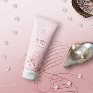 Krem do twarzy Pearl Light Cream, 80 ml

 Perły zawierają proteinową konchiolinę, składającą się z aż 20 cennych aminokwasów, która wnikając w skórę odmładza ją. Właśnie dlatego krem ​​LAMBRE Pearl Light z naturalnym ekstraktem z pereł ma silne działanie przeciwstarzeniowe: stymuluje procesy odnowy komórek, nawilża i tonizuje skórę.

Działanie
PEARL LIGHT CREAM 80 ml

Perłowy krem przeciwzmarszczkowy do twarzy, zawierający aktywny kompleks odmładzający: ekstrakt z pereł, witaminy A, E i F, Moist 24™ oraz olej z owoców marakui i masło shea. Wspomaga naturalne procesy odnowy skóry, wygładza zmarszczki oraz zapobiega ich powstawaniu. Aktywnie nawilża, uelastycznia i przyśpiesza regenerację naskórka. Ma przyjemną i delikatną konsystencję.

intensywnie nawilża i głęboko odżywia skórę
chroni skórę przed przesuszeniem, które jest jedną z przyczyn przedwczesnego starzenia
nawilżona i odżywiona skóra promienieje zdrowym blaskiem

Składniki
Ekstrakt z pereł - bogaty w minerały, oligoelementy i peptydy z głębin oceanu. Ekstrakt od dawna jest znany i wykorzystywany w praktyce medycznej dzięki właściwościom nawilżającym i hamującym procesy starzenia. Chroni skórę przed niszczącym wpływem czynników środowiska zewnętrznego, jednocześnie poprawiając metabolizm i podtrzymując odpowiedni poziom nawilżenia. Znacznie wpływa na strukturę skóry, podtrzymując jej spoistość i elastyczność.
Witaminy A,E,F - witamina A przyspiesza odnowę naskórka, witamina E chroni przed niekorzystnym działaniem wolnych rodników, a witamina F zapobiega odwodnieniu i przywraca skórze elastyczność.
Moist 24™ - innowacyjny składnik aktywny, pozyskany z subtropikalnej rośliny Imperata Cylindrica, rosnącej na terenach pustynnych np. w Australii. Moist 24 charakteryzują się szczególnie korzystnym wpływem na skórę - utrzymywaniem elastyczności, a także zapewnia intensywne i długotrwałe nawilżenie skóry odczuwalne przez 24 godziny.
Masło Shea - inaczej masło Karite, otrzymuje się z orzechów drzewa masłowego jest naturalnym filtrem przeciwsłonecznym. Posiada wspaniałe właściwości odżywcze i nawilżające. Wygładza i regeneruje naskórek, dzięki temu doskonale nadaje się do skóry suchej i zniszczonej, wymagającej szczególnej i efektywnej pielęgnacji. Normalizuje warstwę rogową skóry, nadając jej zdrowy kolor i sprawiając, że staje się niezwykle delikatną i miękką w dotyku.
Olej z marakui - otrzymywany w procesie tłoczenia na zimno nasion rośliny Passiflora Edulis, występującej w krajach tropikalnych w lasach Amazonii. Dzięki obecności niezbędnych nienasyconych kwasów tłuszczowych olej odbudowuje skórę, łagodzi procesy zapalne, podrażnienia, suchość i łuszczenie się naskórka. Łatwo się wchłania, nie pozostawiając nieestetycznie wyglądającego połysku.
Skwalan - naturalny surowiec pochodzenia roślinnego otrzymywany w wyniku ekstrakcji oliwy z oliwek. Komponent bariery ochronnej skóry, który zapewnia jej miękkość i elastyczność. Poprawia procesy regeneracyjne naskórka , wpływając na odpowiednią równowagę wodno-lipidową, zapobiega przesuszeniu, przyśpiesza penetrację składników kremu do wnętrza warstwy rogowej.

Sposób użycia
Stosować codziennie rano. Delikatnie wmasować w skórę twarzy, szyi i dekoltu. Krem doskonale się nadaje do stosowania pod makijaż twarzy.

INCI
AQUA, ISODECYL NEOPENTANOATE, GLYCERIN, CETEARYL ALCOHOL, PASSIFLORA EDULIS SEED OIL, SQUALANE, GLYCERYL STEARATE, PEG-100 STEARATE, BUTYROSPERMUM PARKII  BUTTER, DIMETHICONE, HYDROXYPROPYL STARCH PHOSPHATE, GLYCINE SOJA OIL, ISOPROPYL MYRISTATE, PEG-20 STEARATE, CARTHAMUS TINCTORIUS SEED OIL, LINOLEIC ACID, TOCOPHERYL ACETATE, RETINYL PALMITATE, HYDROLYZED PEARL, MARIS SAL, IMPERATA CYLINDRICA ROOT EXTRACT, ASCORBIC ACID, ASCORBYL PALMITATE, CITRIC ACID, TOCOPHEROL, PEG-8, CARBOMER, PARFUM, PHENOXYETHANOL, DMDM HYDANTOIN, METHYLPARABEN, PROPYLPARABEN, POTASSIUM SORBATE, DISODIUM EDTA.