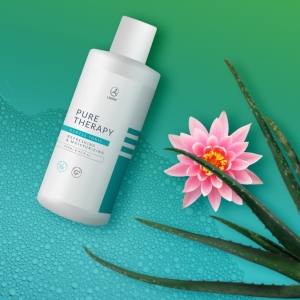 Tonik, Pure Therapy Gentle Tonic, 250 ml
 
 Właściwe oczyszczanie przedłuża młodość skóry – to fakt. Dzięki serii Pure Therapy od LAMBRE skutecznie oczyścisz swoją skórę. Delikatny tonik przywraca skórze równowagę i właściwe pH, łagodzi ewentualne podrażnienia. Zawiera ekstrakt z aloesu oraz wodę z kwiatu lotosu.
 
 Działanie
 Oczyszczanie skóry jest podstawowym i bardzo ważnym elementem codziennej pielęgnacji. Oczyszczając cerę, nie tylko usuwamy make-up, ale również wszelkie zanieczyszczenia i brud. Jeśli nie robimy tego dokładnie, zatykają się pory, skóra staje się ziemista i pojawiają się wypryski. Regularne oczyszczanie pomaga zapobiec tym problemom oraz wielu chorobom dermatologicznym, a przede wszystkim zwiększa komfort i samopoczucie. Co więcej, dbałość o higienę twarzy może również zahamować proces starzenia się ‒ cera będzie jędrna i gładka.

Seria PURE THERAPY została stworzona dla cery wrażliwej, która bardzo łatwo się odwadnia, co zwiększa jej wrażliwość i powoduje uczucie ściągnięcia. Preparaty skutecznie usuwają wszelkie ślady makijażu i zanieczyszczeń, zapewniając jednocześnie wyjątkowe odczucie odświeżenia. Receptury oparte na wyselekcjonowanych składnikach aktywnych dostosowanych do delikatnej i wrażliwej skóry.

PURE THERAPY GENTLE TONIC

Delikatny tonik o intensywnym działaniu odświeżającym. Przywraca skórze równowagę i właściwe pH, łagodzi ewentualne podrażnienia. Zawiera ekstrakt z aloesu oraz wodę z kwiatu lotosu, która poprawia nawilżenie skóry twarzy, daje uczucie komfortu i sprawia, że skóra jest gładka i miękka w dotyku. Cera po zastosowaniu toniku jest czysta, nawilżona oraz doskonale przygotowana do dalszej pielęgnacji.

precyzyjny demakijaż i usunięcie wszelkich zanieczyszczeń
intensywne nawilżenie
złagodzenie podrażnień i odświeżenie
 
 Składniki
 Ekstrakt z aloesu - posiada działanie bakteriobójcze i oczyszczające, sprzyja likwidacji stanów zapalnych. Nawilża skórę i utrzymuje odpowiednią jej wilgotność. Ma działanie regenerujące.
Woda z lotosu - wyciąg z tego kwiatu bogaty jest w przeciwutleniacze, które są wymiataczami wolnych rodników. Chronią skórę przed stresem oksydacyjnym, zanieczyszczeniami środowiska, promieniami UV oraz pierwszymi oznakami starzenia. Skóra staje się bardziej lśniąca i nawilżona, poprawia się jej tekstura, a zmarszczki zostają wygładzone.
Niacynamid - to wodnorozpuszczalna witamina dobrze przenikająca przez warstwę rogową naskórka. Skutecznie zmniejsza transpidermalną utratę wody co w efekcie powoduje lepsze nawilżenia skóry i poprawę jej elastyczności. Jest silnym antyoksydantem, który wspomaga ochronę skóry przed działaniem promieniowania UV oraz przed wolnymi rodnikami. Rozjaśnia przebarwienia i plamy starcze, zapobiega powstawaniu kolejnych.
Alantoina - aktywny składnik pochodzenia roślinnego, wykazujący właściwości intensywnie nawilżające, kojące, regeneracyjne, przeciwzapalne oraz ściągające. Alantoina jest skuteczna w łagodzeniu wszelkich zmian skórnych, eliminuje niepożądane skutki, które występują na skórze, spowodowane używaniem różnego rodzaju detergentów.
Gliceryna - środek nawilżający, naturalny konserwant. Ponieważ gliceryna gromadzi wodę i wiąże ją w naskórku, pozytywnie i długotrwale wpływa na nawilżenie skóry. Jej działanie utrzymuje się nawet do 24 godzin. Zwiększa elastyczność skóry, nadaje jej gładkość.
Panthenol - prowitamina В5. Optymalnie nawilża, regeneruje i wygładza skórę, przenikając do najgłębszych warstw i nie pozostawiając uczucia tłustości. Stymuluje wzrost i procesy odbudowujące komórek. Panthenol jest dobrze tolerowany przez skórę, nietoksyczny, nie podrażnia i nie uczula, a także poprawia barierę lipidową  naskórka.
 
 Sposób użycia
 Nanieść na oczyszczoną skórę twarzy i szyi za pomocą nasączonego wacika i pozostawić do wchłonięcia. Stosować codziennie przed nałożeniem kremu, po każdorazowym umyciu twarzy.
 
 INCI
 AQUA, GLYCERIN, PROPYLENE GLYCOL, NIACINAMIDE, POLYSORBATE 20,   ALOE BARBADENSIS LEAF EXTRACT, ALLANTOIN, NYMPHAEA LOTUS FLOWER EXTRACT, GLYCERETH-18 ETHYHEXANOATE, GLYCERETH-18, PHENOXYETHANOL, ETHYLHEXYLGLYCERIN, POTASSIUM SORBATE, SODIUM BENZOATE, TRIETHANOLAMINE, PARFUM, CITRIC ACID, DISODIUM EDTA.