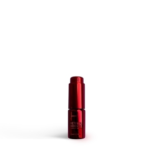 Retinol Booster, 10 ml
 
 Booster to superskoncentrowane serum, które stanowi dodatek do codziennej pielęgnacji skóry. Możesz go używać samodzielnie lub dodawać kilka kropel do ulubionego kremu, aby dodatkowo wzbogacić jego działanie. Krótko mówiąc, booster jest doskonałym sposobem na jeszcze dokładniejsze spersonalizowanie Twojego rytuału pielęgnacyjnego.
 
 Działanie
 CZY BOOSTER JEST MI POTRZEBNY?

Skoro booster to superskoncentrowane serum, a Ty już serum używasz, to być może zastanawiasz się, czy ten kosmetyk jest Ci w ogóle potrzebny. Odpowiedź brzmi: tak. Booster nie jest zamiennikiem dla serum. Choć te produkty mogą się wydawać zbliżone, różnią się między sobą.

KONCENTRACJA
Zapewne wiesz, że serum jest bardziej skoncentrowane niż krem, dlatego nie powinno go zastępować. Tu sytuacja jest analogiczna: booster jest jeszcze bardziej skoncentrowany niż serum.

DZIAŁANIE
Serum to produkt bardziej wszechstronny, jego zadaniem jest ogólna poprawa wyglądu skóry w krótkim czasie. Booster ma bardziej nakierunkowane działanie, koncentruje się na 1-2 problemach skórnych.



RETINOL BOOSTER

Ultraskoncentrowane serum zawierające SpheruliteTM R10 – zakapsułowany w sfery retinol. Dzięki specjalnej technologii sferycznej substancja aktywna wnika w głąb skóry zapobiegając podrażnieniom. Stymuluje komórki do odnowy i spowalnia procesy starzeniowe zachodzące w skórze, wspomaga także produkcję kolagenu i redukuje zmarszczki. Reguluje wydzielanie sebum i zwęża pory, a także minimalizuje przebarwienia posłoneczne, hormonalne oraz blizny potrądzikowe. Zawiera olej ze słodkich migdałów, który poprawia cyrkulację krwi, działa przeciwstarzeniowo oraz nawilżająco, a także olej meadowfoam, bogate źródło długołańcuchowych kwasów tłuszczowych, witaminy A i E.

Zapewnia stałe w czasie uwalnianie substancji aktywnej od czasu przeniknięcia w głąb skóry do 6-8 godzin
Spowalnia procesy starzeniowe
Redukuje zmarszczki
Stymuluje odnowę komórkową
Wspomaga produkcję kolagenu
Minimalizuje przebarwienia i blizny potrądzikowe
 
 Składniki aktywne
 SPHERULITE™ R10 - Retinol zamknięty w mikrokapsułkach Spherulites. Dzięki specjalnej technologii sferycznej substancja aktywna wnika w głąb skóry zapobiegając podrażnieniom. Rozwiązanie to zapewnia stałe w czasie uwalnianie substancji aktywnej od czasu przeniknięcia w głąb skóry do 6-8 godzin.
OLEJ ZE SŁODKICH MIGDAŁÓW - Znany ze swoich rozległych dobroczynnych właściwości. Poprawia cyrkulację krwi, działa przeciwstarzeniowo i nawilżająco, jest bardzo delikatny i bezpieczny dla skóry. Dobrze się wchłania, nie pozostawiając tłustej warstwy. Pomaga też chronić naskórek przed niekorzystnym wpływem warunków atmosferycznych. Dzięki zawartemu w nim kompleksowi lipidów skóra staje się bardziej elastyczna i wygładzona.
OLEJ MEADOWFOAM - „Perła” wśród olejów roślinnych. Swoją angielską nazwę zawdzięcza podobieństwu do białej piany w trakcie rozkwitu. Zawiera witaminy A i E, a także posiada ogromną (ponad 98%!) zawartość długołańcuchowych kwasów tłuszczowych, dzięki czemu wykazuje działanie odżywcze i nawilżające. Po aplikacji tworzy warstwę, która zapobiega utracie wilgoci przez skórę.
 
 Sposób użycia
 Stosować wyłącznie na noc, na oczyszczoną, suchą skórę, omijając okolice oczu. Dodać do ulubionego kremu, aby wzmocnić jego działanie lub używać samodzielnie, jako super skoncentrowane serum. Nie dodawać bezpośrednio do opakowania z kremem – wymieszać na dłoni. Przy używaniu konieczne jest włączenie codziennej, wysokiej ochrony przeciwsłonecznej. Stosowanie produktu powinno się odbywać stopniowo – na początku używać co kilka dni, zwiększać częstotliwość w miarę przyzwyczajania się skóry.

Przeciwwskazania: Produkt nie jest rekomendowany dla skóry wrażliwej i przesuszonej. Nie należy używać przy karmieniu piersią i w trakcie ciąży, przy nadwrażliwości na pochodne witaminy A, przy stosowaniu innych preparatów silnie złuszczających (np. kuracje kwasowe), przy podrażnionej skórze oraz przy wzmożonej ekspozycji na słońce.
 
 INCI
 AQUA, ISODECYL NEOPENTANOATE, TRIETHYLHEXANOIN, PRUNUS AMYGDALUS DULCIS OIL, LIMNANTHES ALBA SEED OIL, TRILAURETH-4 PHOSPHATE, AMMONIUM ACRYLOYLDIMETHYLTAURATE/VP COPOLYMER, PHENOXYETHANOL, CETEARYL ALCOHOL, POLYSORBATE 20, RETINOL, POLYSORBATE 60, BHT, ETHYLHEXYLGLYCERIN, TRIETHANOLAMINE, DISODIUM EDTA.