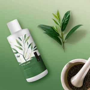 Żel TTO, 250 ml
 
 Olejek z australijskiego drzewa herbacianego o silnym działaniu antybakteryjnym i relaksującym. Ma szeroki wachlarz zastosowań. Doskonale wspomaga procesy lecznicze organizmu w zwalczaniu infekcji, stanów zapalnych i trądziku. Wyjątkowy aromat koi i relaksuje, ma silne działanie uspokajające i odprężające.
 
 Działanie
 Aby móc cieszyć się zdrową i piękną cerą, bez względu na wiek, pielęgnacji skóry z problemami należy poświęcić odpowiednią uwagę i zastosować specjalistyczne preparaty. Z myślą o skórze wymagającej specjalnej pielęgnacji w każdym wieku LAMBRE stworzyło linię kosmetyków z niezwykłym olejkiem z drzewa herbacianego słynącym ze zdumiewająco skutecznych właściwości antybakteryjnych, przeciwzapalnych i antyseptycznych.

TTO GEL 250 ml

oczyszcza skórę, usuwając z jej powierzchni zabrudzenia oraz zalęgający w porach nadmiar sebum
reguluje pracę gruczołów łojowych
przywraca równowagę skórze, zapobiega procesowi zapalnemu, goi i zmniejsza prawdopodobieństwo ponownego wystąpienia  niepożądanych zmian
posiada właściwości antybakteryjne, zatrzymuje rozwój i rozmnażanie się bakterii
przywraca skórze naturalny koloryt, skóra staje się odświeżona i rozjaśniona
skóra staje się rozświetlona i naturalnie zmatowiona
 
 Składniki
 AC. NET - to połączenie dwóch kwasów: kwasu oleinowego, który powoduje zmniejszenie wydzielania przez skórę sebum, oraz kwasu nordihydroguaiaretowego (NDGA), który jest regulatorem wzrostu komórek i zapobiega nadmiernemu rogowaceniu i stanom zapalnym.
Ekstrakt z jeżówki purpurowej Echinacea purpurea - jeżówka występuje w centralnych regionach USA, a także w Europie. Jest znana jako naturalny antybiotyk stosowany do oczyszczania przy infekcyjnych chorobach skóry. Wykazuje właściwości przeciwzapalne, przeciwbakteryjne i przeciwwirusowe. Reguluje florę bakteryjną skóry, jest silnym stymulatorem układu odpornościowego, a także aktywuje procesy regeneracji komórek.
Olejek z drzewa herbacianego - otrzymywany z liści i gałęzi drzewa Melaleuca alternifolia metodą destylacji z parą wodną. Jest to płyn o kolorze blado żółtym lub oliwkowym o ciepłym, świeżym, kamforowym i nieco korzennym aromacie. Posiada antybakteryjne, antyseptyczne i przeciwwirusowe działanie. Sprzyja szybszemu gojeniu drobnych uszkodzeń skóry. Jest dobrze tolerowany przez skórę.
 
 Sposób użycia
 Niewielką ilość żelu nanieść na zwilżone wodą dłonie, a następnie masując kolistymi ruchami spienić i nanieść na skórę twarzy, szyi i dekoltu. Spłukać wodą.
 
 INCI
 AQUA, GLYCERIN, SODIUM LAURETH SULFATE, BETAINE, SODIUM LAUROYL SARCOSINATE, XANTHAN GUM, COCAMIDOPROPYL BETAINE, COCO-GLUCOSIDE, BUTYLENE GLYCOL, PEG-40 HYDROGENATED CASTOR OIL, PPG-26-BUTETH-26, CITRIC ACID, POLYSORBATE 20, ECHINACEA PURPUREA EXTRACT, PEG-60 ALMOND GLYCERIDES, CAPRYLYL GLYCOL, MELALEUCA ALTERNIFOLIA LEAF OIL, CARBOMER, NORDIHYDROGUAIARETIC ACID, OLEANOLIC ACID, PHENOXYETHANOL, DMDM HYDANTOIN, METHYLPARABEN, PROPYLPARABEN, DISODIUM EDTA, PARFUM