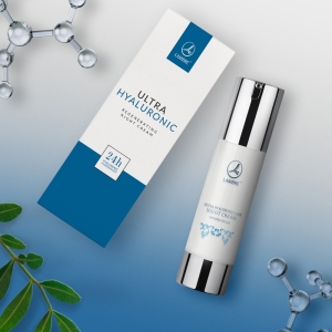 Krem na noc Ultra Hyaluronic, 50 ml
 
 Krem o bogatej formule, właściwościach silnie regenerujących i widocznym odmładzającym działaniu. SIGNAL-10 dociera w ekspresowym tempie do najgłębszych warstw skóry, utrzymuje wewnętrzne nawilżenie i stwarza wyjątkową ochronę przed nadmierną utratą wody. Zawarty w kremie Phytosqualan posiada własności przeciwutleniające. Zwiększa miękkość i elastyczność skóry, odbudowuje i przywraca właściwości ochronne płaszcza lipidowego. Odżywia i natłuszcza skórę tworząc na powierzchni film ochronny dzięki czemu skóra staje się odporna na czynniki zewnętrzne. Aplikacja na noc odżywi Twoją skórę i wygładzi mikrozmarszczki optymalnie uzupełniając niedobory kwasu hialuronowego.

 Działanie
 DLACZEGO KWAS HIALURONOWY?

Nie bez powodu jest on określany się mianem „eliksiru młodości”. Choć jego nazwa może sugerować chemiczne pochodzenie, kwas hialuronowy jest cukrem złożonym, który naturalnie występuje w naszym organizmie. Jego główna zaleta to zdolność do przyciągania i zatrzymywania wody w taki sposób, w jaki nie jest tego w stanie osiągnąć żadna inna substancja. Jedna molekuła zawiera duże ilości tlenu i grup hydroksylowych, co pozwala jej tworzyć silne związki z wodą. Mówiąc prościej, każda molekuła kwasu hialuronowego to malutka gąbka, która wchłania wodę, dzięki czemu staje się niezastąpionym środkiem dla nawilżenia skóry.
 
 ULTRA HYALURONIC NIGHT CREAM 50 ml

doskonale nawilża
regeneruje i odżywia
zapewnia głębokie działanie przeciwzmarszczkowe
poprawia ogólną kondycję skóry
 
 Składniki
 Signal-10 - rewolucja w kosmetyce, najmniejsza, najbardziej efektywna, najszybsza cząsteczka kwasu hialuronowego. Zapewnia głębokie nawilżenie i utrzymanie odpowiedniego poziomu wody w skórze. Usprawnia syntezę kolagenu, przez co sprawia, że skóra staje się jędrniejsza i bardziej elastyczna. Pomaga w procesie regeneracji cery.
Aquaxyl™ - nawilżający kompleks stworzony na bazie naturalnych pochodnych cukrów. Wzmacnia funkcję bariery skóry, a także poziom jej rezerw wodnych. Nie tylko błyskawicznie nawilży Twoją skórę, ale też rozprawi się z następstwami jej odwodnienia – szorstkością, łuszczeniem się czy mikropęknięciami.
Tsubaki Oil - olej z nasion Kamelii Japońskiej, często nazywany „japońską tajemnicą urody”. Bogaty w odżywcze kwasy: linolowy, oleinowy, palmitynowy i stearynowy, którym zawdzięcza swoje działanie nawilżające, przeciwzmarszczkowe i antyoksydacyjne. Przyczynia się także do zwiększonej produkcji kolagenu, przez co znacznie poprawia jędrność i elastyczność skóry.
Phytosqualan - podstawowy składnik warstwy lipidowej powierzchni skóry. Dzięki swojej budowie regeneruje naskórek, wpływając na odpowiednią równowagę wodno-lipidową, zapobiega nadmiernemu parowaniu wody zwiększając poziom nawilżenia skóry. Łagodzi podrażnienia i stany zapalne. Ma silne własności antyoksydacyjne, dzięki czemu chroni zawarte w skórze lipidy przed utlenianiem i wolnymi rodnikami.
Lanol 99 - emolient dający jedwabiste wykończenie na skórze, optycznie wygładza skórę i poprawia jej wygląd, a także pokrywa cienką warstwą ochronną, przez co utrudnia oddziaływanie negatywnych wpływów środowiska.
 
 Sposób użycia
 Stosować codziennie wieczorem. Delikatnie wmasować w skórę  twarzy, szyi i dekoltu. 
 
 INCI
 AQUA, TRIETHYLHEXANOIN, ISONONYL ISONONANOATE, SQUALANE, CETEARYL ETHYLHEXANOATE, GLYCERIN, CAMELLIA JAPONICA SEED OIL, HYDROXYETHYL ACRYLATE/SODIUM ACRYLOYLDIMETHYL TAURATE COPOLYMER, GLYCERYL STEARATE, PEG-100 STEARATE, XYLITYLGLUCOSIDE, ANHYDROXYLITOL, XYLITOL, HYALURONIC ACID, SORBITAN ISOSTEARATE, POLYSORBATE 60, GLUCOSE, PHENOXYETHANOL,
ETHYLHEXYLGLYCERIN, TRIETHANOLAMINE, DISODIUM EDTA, PARFUM
