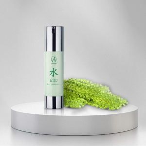 Krem-żel na dzień MIZU DAY CREAM-GEL 50 ml
 
 Dzięki swojej zdolności do skutecznego zatrzymywania wody, seria MIZU rozwiązuje jeden z głównych problemów związanych ze starzeniem: pomaga skórze pozostać nawilżoną nawet przez 24 godziny. Dodatkowo odżywia, wygładza zmarszczki, zwalcza zwiotczenie i wzmacnia barierę hydrolipidową skóry.

 Działanie
 NAWILŻANIE - PODSTAWA PRAWIDŁOWEJ PIELĘGNACJI

 CO SIĘ DZIEJE, GDY SKÓRA NIE JEST DOSTATECZNIE NAWILŻONA?

proces starzenia się naskórka zostaje przyspieszony
uwydatniają się wszelkie niedoskonałości – zmarszczki, przebarwienia
skóra matowieje i szarzeje
skóra staje się szorstka i nieprzyjemna w dotyku
zwiększa się skłonność do podrażnień, swędzeń i zaczerwienień
JAK CZĘSTO NALEŻY NAWILŻAĆ SKÓRĘ?

Skórę powinniśmy nawilżać przez cały rok, codziennie, zarówno rano, jak i przed pójściem spać – dzięki temu zupełniamy poziom wody w naskórku, ale przede wszystkim, zapobiegamy odwodnieniu. Wyniki badań wskazują, że regularna aplikacja kremu na skórę dwa razy dziennie najefektywniej zapobiega rozwijaniu się objawów suchości skóry.

KREM-ŻEL NA DZIEŃ MIZU
 MIZU DAY CREAM to lekka formuła o kremowo-żelowej konsystencji opracowana z myślą o całodobowym, intensywnym nawilżaniu. Skutecznie odżywia i wygładza cerę oraz utrzymuje odpowiedni poziom jej nawodnienia. Wzmacnia barierę hydrolipidową, aby była bardziej odporna na szkodliwe działanie środowiska i pojawianie się oznak starzenia. Krem swoje silne właściwości zawdzięcza połączeniu roślinnych składników aktywnych - Green Caviar oraz AQUAXYL™.

Lekka, kremowo-żelowa formuła
Wzmacnia barierę hydrolipidową skóry, utrzymując odpowiedni poziom nawodnienia
Odżywia i wygładza, opóźnia oznaki starzenia
 
Składniki
Ekstrakt z zielonego kawioru - Zielony kawior, zwany też morską winoroślą lub roślinnymi perłami prosto z serca Filipin, to pochodzące z Azji Południowo-Wschodniej algi bogate w makroelementy o właściwościach higroskopijnych, czyli ze zdolnością do „wychwytywania” i „zatrzymywania” wody.
Aquaxyl™ - Nawilżający kompleks stworzony na bazie naturalnych pochodnych cukrów. Wzmacnia funkcję bariery skóry, a także poziom jej rezerw wodnych. Nie tylko błyskawicznie nawilży Twoją skórę, ale też rozprawi się z następstwami jej odwodnienia – szorstkością, łuszczeniem się czy mikropęknięciami.
Betaina - Naturalny surowiec pozyskiwany z buraka cukrowego. Jego główną zaletą jest zdolność intensywnego nawilżania – nawilża nawet silniej niż woda! Poprzez stabilizację poziomu nawilżenia wpływa również na zwiększenie elastyczności skóry. Posiada również zdolność łagodzenia podrażnień skóry.

Sposób użycia
Stosować codziennie rano. Delikatnie wmasować w skórę twarzy, szyi i dekoltu. Krem doskonale nadaje się do stosowania pod makijaż twarzy. 

INCI
AQUA, PENTYLENE GLYCOL, COCO-CAPRYLATE/CAPRATE, CAPRYLIC/CAPRIC TRIGLYCERIDE, C12-13 ALKYL LACTATE, ISONONYL ISONONANOATE, ARACHIDYL ALCOHOL, GLYCERIN, BEHENYL ALCOHOL, HYDROXYETHYL ACRYLATE/SODIUM ACRYLOYLDIMETHYL TAURATE COPOLYMER, SQUALANE, ARACHIDYL GLUCOSIDE, BETAINE, CAULERPA LENTILLIFERA EXTRACT, XYLITYLGLUCOSIDE, ANHYDROXYLITOL, XYLITOL, AMMONIUM ACRYLOYLDIMETHYLTAURATE/VP COPOLYMER, ACACIA SENEGAL GUM, PHENOXYETHANOL, ETHYLHEXYLGLYCERIN, CAPRYLYL GLYCOL, PARFUM,  GLUCOSE, POLYSORBATE 60, TRIETHANOLAMINE, SORBITAN ISOSTEARATE, SODIUM BENZOATE, CITRIC ACID, TOCOPHEROL, DISODIUM EDTA, CI 61570, CI 19140.