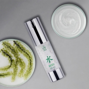 Żel pod oczy MIZU EYE GEL 15 ml
 
 Jeśli problem zmarszczek i suchej skóry wokół oczu nie jest Ci obcy, rozważ używanie kremów przeciwstarzeniowych o bogatszym składzie. Żel pod oczy Mizu zawiera składniki pochodzenia roślinnego - Green Caviar, Haloxyl ™ i Hyalurosmooth ™, które wzmacniają delikatną skórę wokół oczu i barierę hydrolipidową, czyniąc ją bardziej odporną na zagrożenia środowiskowe i oznaki starzenia.
 
 CO SIĘ DZIEJE, GDY SKÓRA NIE JEST DOSTATECZNIE NAWILŻONA?

proces starzenia się naskórka zostaje przyspieszony
uwydatniają się wszelkie niedoskonałości – zmarszczki, przebarwienia
skóra matowieje i szarzeje
skóra staje się szorstka i nieprzyjemna w dotyku
zwiększa się skłonność do podrażnień, swędzeń i zaczerwienień
JAK CZĘSTO NALEŻY NAWILŻAĆ SKÓRĘ?

Skórę powinniśmy nawilżać przez cały rok, codziennie, zarówno rano, jak i przed pójściem spać – dzięki temu zupełniamy poziom wody w naskórku, ale przede wszystkim, zapobiegamy odwodnieniu. Wyniki badań wskazują, że regularna aplikacja kremu na skórę dwa razy dziennie najefektywniej zapobiega rozwijaniu się objawów suchości skóry.

ŻEL OD OCZY MIZU
 
 Ultralekki wodny żel pod oczy LAMBRE MIZU zapewnia cienkiej, delikatnej skórze pod oczami natychmiastowe oraz długotrwałe nawilżenie. Receptura oparta na roślinnym Green Caviar, Haloxyl™ i Hyalurosmooth™ sprawia, że skóra jest gładsza, bardziej rozświetlona, drobne linie stają się niewidoczne. Wzmacnia barierę hydrolipidową, aby była bardziej odporna na szkodliwe działanie środowiska i pojawianie się oznak starzenia.

innowacyjna receptura, ultralekki żel pod oczy
długotrwałe nawilżenie
gładka i bardziej rozświetlona skóra
 
 Składniki
 Ekstrakt z zielonego kawioru - Zielony kawior, zwany też morską winoroślą lub roślinnymi perłami prosto z serca Filipin, to pochodzące z Azji Południowo-Wschodniej algi bogate w makroelementy o właściwościach higroskopijnych, czyli ze zdolnością do „wychwytywania” i „zatrzymywania” wody.
Hyalurosmooth™ - Roślinny odpowiednik kwasu hialuronowego, który zapewnia głębokie nawilżenie cery oraz wypełnienie zmarszczek. Jest naturalnym, botanicznym polisacharydem otrzymywanym z nasion rosnącej w Indiach rośliny Cassia Angustifolia.
Haloxyl™ - Kompleks substancji skutecznie zmniejszających cienie i likwidujących opuchliznę pod oczami. Zwiększa jędrność i elastyczność skóry wokół oczu, wzmacniając strukturę podtrzymującą sieć naczyń kapilarnych, a także rozjaśnia przebarwienia oraz ujednolica koloryt skóry.
 
 Spósob użycia
 Stosować rano i wieczorem na dolną i górną powiekę. Można stosować pod makijaż oka. Należy uważać, aby nie wprowadzić żelu do worka spojówkowego.
 
 INCI
 AQUA, GLYCERIN, GLYCERETH-18 ETHYLHEXANOATE, GLYCERETH-18, CAULERPA LENTILLIFERA EXTRACT, CASSIA ANGUSTIFOLIA SEED POLYSACCHARIDE, N-HYDROXYSUCCINIMIDE, CHRYSIN, PALMITOYL OLIGOPEPTIDE, PALMITOYL TETRAPEPTIDE-7, PHENOXYETHANOL, HYDROXYETHYLCELLULOSE, STEARETH-20, ACRYLATES/C10-30 ALKYL ACRYLATE CROSSPOLYMER, TRIETHANOLAMINE, ETHYLHEXYLGLYCERIN, CHLORHEXIDINE DIGLUCONATE, POTASSIUM SORBATE, SODIUM BENZOATE, CITRIC ACID, DISODIUM EDTA.