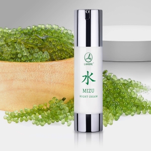 Krem na noc MIZU NIGHT CREAM 50 ml
 
 Silnie nawilżający krem na noc MIZU wygładza zmarszczki, redukuje zwiotczenie i wzmacnia barierę hydrolipidową skóry. Głównym składnikiem aktywnym produktu jest zielony kawior (naturalny ekstrakt z alg Caulerpa lentillifera). To rzadki i drogi składnik, który jest dostępny tylko w wysokiej jakości formułach kosmetycznych przeciwstarzeniowych. Krem jest odpowiedni dla każdego rodzaju skóry, a w szczególności dla suchej. Zapewnia nawilżenie nawet do 24 godzin.

Działanie
NAWILŻANIE - PODSTAWA PRAWIDŁOWEJ PIELĘGNACJI
 
 CO SIĘ DZIEJE, GDY SKÓRA NIE JEST DOSTATECZNIE NAWILŻONA?

proces starzenia się naskórka zostaje przyspieszony
uwydatniają się wszelkie niedoskonałości – zmarszczki, przebarwienia
skóra matowieje i szarzeje
skóra staje się szorstka i nieprzyjemna w dotyku
zwiększa się skłonność do podrażnień, swędzeń i zaczerwienień
JAK CZĘSTO NALEŻY NAWILŻAĆ SKÓRĘ?

Skórę powinniśmy nawilżać przez cały rok, codziennie, zarówno rano, jak i przed pójściem spać – dzięki temu zupełniamy poziom wody w naskórku, ale przede wszystkim, zapobiegamy odwodnieniu. Wyniki badań wskazują, że regularna aplikacja kremu na skórę dwa razy dziennie najefektywniej zapobiega rozwijaniu się objawów suchości skóry.

KREM NA NOC MIZU
 
 Bogata konsystencja kremu na noc LAMBRE MIZU, gwarantuje nocną pielęgnację, która intensywnie nawilża skórę podczas snu. Formuła zawiera kompleks starannie wyselekcjonowanych składników roślinnych - Green Caviar, AQUAXYL™, masło oliwkowe, które działają aktywnie podczas snu, by pomóc w regeneracji Twojej skóry, kiedy odpoczywa. Mniej widocznych oznak starzenia i wypoczęta, pełna świeżego blasku cera każdego poranka.

aktywna pielęgnacja skóry podczas snu
intensywnie nawilża i regeneruje
wypoczęta i pełna blasku skóra każdego ranka
 
 Składniki
 Ekstrakt z zielonego kawioru - Zielony kawior, zwany też morską winoroślą lub roślinnymi perłami prosto z serca Filipin, to pochodzące z Azji Południowo-Wschodniej algi bogate w makroelementy o właściwościach higroskopijnych, czyli ze zdolnością do „wychwytywania” i „zatrzymywania” wody.
Aquaxyl™ - Nawilżający kompleks stworzony na bazie naturalnych pochodnych cukrów. Wzmacnia funkcję bariery skóry, a także poziom jej rezerw wodnych. Nie tylko błyskawicznie nawilży Twoją skórę, ale też rozprawi się z następstwami jej odwodnienia – szorstkością, łuszczeniem się czy mikropęknięciami.
Masło oliwkowe - Otrzymywane z oliwkowego oleju roślinnego w procesie tłoczenia na zimno wybranych owoców oliwki, które następnie przechodzą proces rafinacji. Doskonale nawilża i wygładza skórę, a także szybko się wchłania. Wzbogacone nim kosmetyki łatwo rozprowadzają się na skórze.
Betaina - Naturalny surowiec pozyskiwany z buraka cukrowego. Jego główną zaletą jest zdolność intensywnego nawilżania – nawilża nawet silniej niż woda! Poprzez stabilizację poziomu nawilżenia wpływa również na zwiększenie elastyczności skóry. Posiada również zdolność łagodzenia podrażnień skóry.
Alantoina - Substancja pochodzenia naturalnego, która posiada szerokie zastosowanie w kosmetyce. Występuje w wielu preparatach przeznaczonych zarówno dla dzieci jak i dla dorosłych. Alantoina wykazuje silne działanie nawilżające, co spowodowane jest jej zdolnością nie tylko do przyciągania cząsteczek wody, ale też ich magazynowania.
 
 Sposób użycia
 Stosować codziennie wieczorem. Delikatnie wmasować w skórę twarzy, szyi i dekoltu.
 
 INCI
 AQUA, CAPRYLIC/CAPRIC TRIGLYCERIDE, C12-13 ALKYL LACTATE, GLYCERIN, ISODECYL NEOPENTANOATE, BETAINE, MYRISTYL MYRISTATE, ARACHIDYL ALCOHOL, BEHENYL ALCOHOL, DECYL COCOATE, XYLITYLGLUCOSIDE, ANHYDROXYLITOL, OLEA EUROPAEA FRUIT OIL, HYDROGENATED VEGETABLE OIL, LIMNANTHES ALBA SEED OIL, ARACHIDYL GLUCOSIDE, CETEARYL ALCOHOL, CAULERPA LENTILLIFERA EXTRACT, TOCOPHERYL ACETATE, PHENOXYETHANOL, SODIUM ACRYLATE / SODIUM ACRYLOYLDIMETHYL TAURATE COPOLYMER, ISOHEXADECANE, DISTARCH PHOSPHATE, PARFUM, PENTYLENE GLYCOL, CAPRYLYL GLYCOL, ALLANTOIN, ETHYLHEXYLGLYCERIN, XANTHAN GUM, TRIETHANOLAMINE, ACRYLATES/C10-30 ALKYL ACRYLATE CROSSPOLYMER, XYLITOL, GLUCOSE, POLYSORBATE 80, SORBITAN OLEATE, SODIUM BENZOATE, CITRIC ACID, TOCOPHEROL, DISODIUM EDTA.