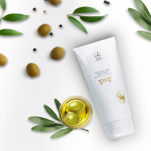 Oliwkowy balsam do ciała, Olive Oil Body Balm, 150 ml
 
 Specjalnie wyselekcjonowane  składniki aktywne - Olive Care Complex - doskonale nawilżają i regenerują skórę, przywracając jej aksamitną gładkość i sprężystość. Kremowa konsystencja sprawia, że balsam łatwo się rozprowadza i szybko wchłania, nie obciąża skóry i nie pozostawia tłustej warstwy. Przyjemny, delikatny zapach zapewnia uczucie świeżości i odprężenia. Odpowiedni dla każdego rodzaju skóry. Rodzinna pielęgnacja!

Działanie
 bogactwo składników aktywnych skutecznie odżywia skórę
 Intensywne nawilżenie bez zbędnego obciążania

Składniki
Olive Oil Complex 
Olej z oliwek
 Lipofeel oil

Sposób uźycia
Stosować codziennie rano i wieczorem, rozprowadzając jednolitą warstwę kosmetyku na czystej, osuszonej skórze ciała.

Inci
AQUA, PARAFFINUM LIQUIDUM, GLYCERIN, BUTYROSPERMUM PARKII BUTTER, OLEA EUROPAEA FRUIT OIL, GLYCERYL STEARATE, PEG-100 STEARATE, ISOPROPYL MYRISTATE, VITIS VINIFERA SEED OIL, CETEARYL ALCOHOL, CETEARETH-20, DIMETHICONE, HYDROXYPROPYL STARCH PHOSPHATE, OLEA EUROPAEA OIL UNSAPONIFIABLES, HYDROGENATED VEGETABLE OIL, PHYTOSTEROLS, TOCOPHEROL, INULIN LAURYL CARBAMATE, CHONDRUS CRISPUS POWDER, PHENOXYETHANOL, METHYLPARABEN, PROPYLPARABEN, DMDM HYDANTOIN, PARFUM, DISODIUM EDTA