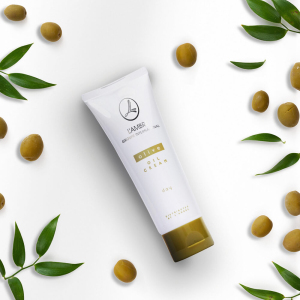 Oliwkowy krem na dzień, Olive Oil Day Cream, 80 ml

Intensywne i długotrwałe nawilżenie oraz odżywienie skóry wrażliwej, normalnej i suchej. Bogactwo aktywnych składników wnika w głębokie warstwy skóry, likwidując uczucie ściągnięcia i szorstkości skóry. Krem zapewnia komfortowe nawilżenie i aksamitną miękkość skóry przez cały dzień.

Działanie
    intensywnie i długotrwale zwiększa poziom nawilżenia skóry, skutecznie chroniąc ją przed utratą wilgoci
    bogata konsystencja sprawia, że skóra pozostaje aksamitnie gładka i miękka
    przyspiesza regenerację naskórka, odbudowuje naturalny ochronny płaszcz lipidowy skóry
    daje natychmiastowe uczucie komfortu już po pierwszym zastosowaniu
    łagodzi podrażnienia
    tworzy warstwę ochronną, chroniąc skórę przed negatywnym wpływem czynników środowiskarozświetla skórę

Składniki
Ekstrakt z oliwki - otrzymywany z oliwkowego oleju w procesie tłoczenia na zimno wybranych owoców oliwki, które następnie przechodzą proces rafinacji. Naturalne masło zawiera znaczną ilość kwasów tłuszczowych, otrzymywanych w procesie rafinacji masła, jak również w procesie produkcji skwalanu. Masło oliwkowe łatwo się rozprowadza, tworząc efekt podobny do masła wykorzystywanego do masażu. Doskonale nawilża i wygładza skórę, szybko się wchłania.

Masło oliwkowe - zwiększa elastyczność skóry, rozświetla ją i zmniejsza tendencję do występowania podrażnień wywołanych promieniowaniem UV. Spowalnia postęp procesów starzenia się skóry. Udowodniono, że posiada właściwości bakteriostatyczne – czyli hamuje rozwój bakterii.

POTASSIUM OLIVOIL PCA - substancja hydrofilowa, nawilżająca. Wiąże wodę na powierzchni naskórka, dzięki czemu nawilża i ogranicza transepidermalną utratę wody.

Ekstrakt z lawendy - korzystnie wpływa na krążenie krwi i poprawia przepływ limfy. Łagodzi podrażnienia i procesy zapalne, wspomaga ochronę skóry przed bakteriami i grzybami. Zmniejsza głębokość zmarszczek. Posiada właściwości bakteriobójcze, antyseptyczne, przeciwzapalne i przeciwstarzeniowe. Sprzyja regeneracji komórek naskórka, sprawia, że skóra staje się miękka i jędrna. Łagodzi symptomy zmęczenia i stresu. Przy rozpuszczeniu w wodzie nie traci właściwości leczniczych.

Sposób użycia
Stosować codziennie rano. Delikatnie wmasować w skórę  twarzy, szyi i dekoltu. Krem doskonale się nadaje do stosowania pod makijaż twarzy. 

Inci
AQUA, ISODECYL NEOPENTANOATE, GLYCERIN, POTASSIUM OLIVOYL HYDROLYZED WHEAT PROTEIN, CETEARYL ALCOHOL, OLIVE OIL DECYL ESTERS, PROPYLENE GLYCOL, GLYCERYL OLEATE, GLYCERYL STEARATE, DIMETHICONE, OLEA EUROPAEA FRUIT OIL, POTASSIUM OLIVOYL PCA, HYDROXYETHYL ACRYLATE/SODIUM ACRYLOYLDIMETHYL TAURATE COPOLYMER, HYDROGENATED OLIVE OIL, PHENOXYETHANOL, HYDROGENATED VEGETABLE OIL, PARFUM, DMDM HYDANTOIN, METHYLPARABEN, SQUALENE, OLEA EUROPAEA LEAF EXTRACT, PROPYLPARABEN, LAVANDULA ANGUSTIFOLIA FLOWER EXTRACT, BUTYLPARABEN, ETHYLPARABEN, OLEA EUROPAEA OIL UNSAPONIFIABLES, POTASSIUM CHLORIDE, DISODIUM EDTA