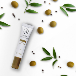 Oliwkowy krem pod oczy, Olive Oil Eye Cream, 15 ml

Ekstrakt z oliwy z oliwek napina delikatną skórę wokół oczu, przywracając jej jędrność. Delikatna, odżywcza konsystencja zapobiega podrażnieniom i efektywnie zmniejsza cienie oraz opuchliznę pod oczami. Skóra wokół oczu staje się promienna i wygładzona.

Działanie
    dzięki obecności składnika Haloxyl, krem poprawia mikrocyrkulację i hemodynamikę krwi w naczynkach krwionośnych, wzmacnia jędrność i napiętość skóry wokół oczu
    zmniejsza cienie i opuchliznę pod oczami
    nawilża i delikatnie odżywia skórę
    przydaje skórze jędrność i elastyczność
    wygładza zmarszczki
    zapobiega powstawaniu podrażnień, wywołanych działaniem środowiska 

Składniki
    Ekstrakt z liści oliwki (OLIVE LEAF EXTRACT) (Eurol BT)
    Ekstrakt z lawendy (LAVANDULA ANGUSTIFOLIA)
    LIPOFEEL OL
    Olej z oliwek
    HALOXYL™

Sposób użycia
Stosować rano i wieczorem na dolną i górną powiekę. Można stosować pod makijaż oka. Należy uważać, aby nie wprowadzić kremu do worka spojówkowego.

Inci
AQUA, OLEA EUROPAEA FRUIT OIL, OLIVE OIL DECYL ESTERS, GLYCERIN, CETEARYL OLIVATE, OLEA EUROPAEA OIL UNSAPONIFIABLES, SORBITAN OLIVATE, HYDROXYPROPYL STARCH PHOSPHATE, HYDROGENATED VEGETABLE OIL, PROPYLENE GLYCOL, HYDROGENATED OLIVE OIL, SQUALENE, GLYCERYL STEARATE, LAVANDULA ANGUSTIFOLIA FLOWER EXTRACT, PARFUM, PHENOXYETHANOL, PHYTOSTEROLS, XANTHAN GUM, DMDM HYDANTOIN, OLEA EUROPAEA LEAF EXTRACT, STEARETH-20, METHYLPARABEN, TOCOPHEROL, PROPYLPARABEN, DISODIUM EDTA, CHLORHEXIDINE DIGLUCONATE, N- HYDROXYSUCCINIMIDE, POTASSIUM SORBATE, CHRYSIN, PALMITOYL OLIGOPEPTIDE, PALMITOYL TETRAPEPTIDE-7.