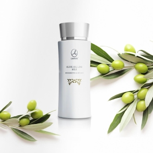 Mleczko oliwkowe, Olive Oil Milk, 120 ml
 
 Demakijaż, który nie wysusza skóry? Zapewni Ci go delikatne, kremowe mleczko z oliwą z oliwek. Mleczko kompleksowo nawilża skórę, nie pozostawiając na niej tłustego filmu. Oczyszcza dokładnie skórę, usuwa makijaż i zanieczyszczenia. Demakijaż idealny.
 
 Działanie
 naturalne składniki obecne w recepturze (np. skwalan), chronią przed przesuszeniem, jednocześnie zwiększając jędrność i elastyczność skóry
intensywnie nawilża skórę, nie pozostawiając uczucia tłustości
zapobiega nadmiernej utracie wody z powierzchniowych warstw skóry
uelastycznia skórę czyniąc ją bardziej odporną na działanie negatywnych czynników środowiska
nie zatyka porów, daje przyjemny efekt odświeżający
czyni skórę jedwabiście gładką i miękką
nawilża i tonizuje skórę
 
 Składniki
 Mleczko oliwkowe
Ekstrakt z lawendy (LAVANDULA ANGUSTIFOLIA)
Olej z oliwek
Skwalan (SQUALAN)
 
 Sposób użycia
 Odpowiednią ilością mleczka nawilżyć wacik kosmetyczny i zmyć skórę twarzy i szyi. Przy demakijażu oczu należy unikać wprowadzenia preparatu do worka spojówkowego.
 
 INCI
 AQUA, OLEA EUROPAEA FRUIT OIL, GLYCERIN, PARAFFINUM LIQUIDUM, SQUALANE, OLIVE OIL PEG-7 ESTERS, POTASSIUM OLIVOYL HYDROLYZED WHEAT PROTEIN, DIMETHICONE, CETEARYL ALCOHOL, GLYCERYL OLEATE, GLYCERYL STEARATE, HYDROXYPROPYL STARCH PHOSPHATE, DISODIUM COCOAMPHODIACETATE, PHENOXYETHANOL, PROPYLENE GLYCOL, LAVANDULA ANGUSTIFOLIA FLOWER EXTRACT, DMDM HYDANTOIN, CITRIC ACID, DISODIUM EDTA, TOCOPHEROL ACETATE, METHYLPARABEN, PROPYLPARABEN, BUTYLPARABEN, ETHYLPARABEN, PARFUM
