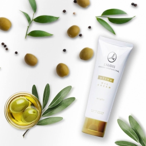 Krem na noc oliwkowy, Olive Oil Night Cream, 80 ml

Odżywczo-regenerujący krem na noc, stymulujący naturalną regenerację komórek skóry podczas snu. Przyspiesza odbudowę naturalnej warstwy ochronnej skóry, likwiduje objawy zmęczenia, sprawia, że skóra staje się wypoczęta, zadbana i zregenerowana.

Działanie
utrzymuje odpowiedni poziom nawilżenia, dzięki czemu znika uczucie napięcia i szorstkości skóry
odbudowuje naturalny ochronny płaszcz lipidowy skóry, pozostawia na powierzchni skóry ochronny film
zmiękcza i wygładza naskórek
łagodzi podrażnienia, niweluje oznaki zmęczenia
chroni naskórek przed negatywnym wpływem środowiska

Składniki
Ekstrakt z liści oliwki (Eurol BT)
Masło oliwkowe
Olive Milk
Ekstrakt z lawendy
Lipofeel Ol
Olej z oliwek

Sposób użycia
Stosować codziennie wieczorem. Delikatnie wmasować w skórę  twarzy, szyi i dekoltu. 

INCI
AQUA, GLYCERIN, PROPYLENE GLYCOL, OLIVE OIL PEG-7 ESTERS, DISODIUM COCOAMPHODIACETATE, LAVANDULA ANGUSTIFOLIA FLOWER EXTRACT, PARFUM, DIAZOLIDINYL UREA, METHYLPARABEN, PROPYLPARABEN, PHOSPHORIC ACID, DISODIUM EDTA, PHENOXYETHANOL, CITRIC ACID