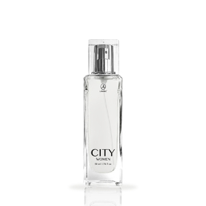           Woda perfumowana City, 50 ml

Rodzina zapachów: kwiatowo - owocowe

    Nuta głowy: grejpfrut, limonka, ananas
    Nuta serca: róża, czarna porzeczka, morska bryza
    Baza: brązowy cukier, piżmo

 
 Ten intrygujący zapach otwiera się nutą świeżych cytrusów, następnie prowadząc do zmysłowych kwiatów róży i dojrzałych owoców czarnej porzeczki , świeżego powiewu letniej morskiej bryzy i otulającego aromatu brązowego cukru. Przeznaczony dla młodych kobiet, które żyją chwilą, nic nie planują i pozwalają się ponieść życiu. Podejmują spontaniczne decyzje, ciesząc się idącymi z nimi w parze niecodziennymi i radosnymi przeżyciami.