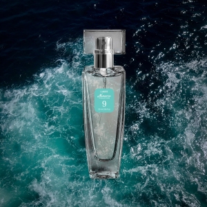 Kolekcja numeryczna, Perfumy, 30 ml, nr 9
 
 Jasny, czysty potok świeżości, cytrusów, owoców, kwiatów - przezroczysty i delikatny zapach osnuwający lekkim obłokiem, rodzi harmonię Twojego wyglądu z otaczającym światem. Ten zapach upiększa kobietę, nie zakłócając jej własnego stylu.

 RODZINA ZAPACHÓW: OCEANICZNE
Nuty głowy: mięta, zielony bez, mandarynka
Nuty serca: jaśmin wodny, amarylis, nimfea, biała brzoskwinia, aksamitne Ziarna Raju (rzadka odmiana pieprzu z Gwinei)
Nuty bazowe: piżmo, niebieski cedr, wanilia