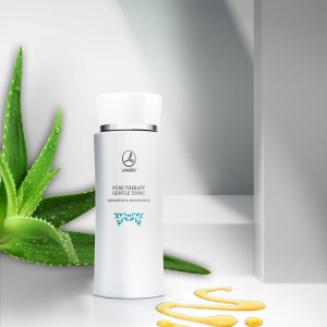 Zestaw PURE THERAPY płyn do demakijażu + tonik

Produkty PURE THERAPY przeznaczone są dla skóry wrażliwej, która bardzo łatwo traci wilgoć, co dodatkowo zwiększa jej wrażliwość i powoduje uczucie ściągnięcia. Produkty te skutecznie, a jednocześnie bardzo delikatnie usuwają wszelkie ślady makijażu i zanieczyszczenia, zapewniając wspaniałe uczucie czystości. Formuły oparte są na starannie dobranych składnikach aktywnych dostosowanych do delikatnej i wrażliwej skóry.

PURE THERAPY ŻEL DO DEMAKIJAŻU 120 ML

Delikatny żel micelarny skutecznie usuwa makijaż i zanieczyszczenia z powierzchni skóry. Odświeża i oczyszcza skórę, pozostawiając ją nawilżoną i gładką. Formuła delikatnie pielęgnuje skórę, nie powoduje uczucia ściągnięcia i zaczerwienienia.

Żel zawiera olej babassu, który nawilża, zmiękcza skórę i chroni ją przed czynnikami zewnętrznymi. Nowoczesna formuła doskonale usuwa makijaż, oczyszczając skórę twarzy i okolic oczu z wszelkiego rodzaju zanieczyszczeń.

• Delikatny demakijaż i usuwanie zanieczyszczeń;

• intensywne nawilżenie;

• redukcja podrażnień i uczucia świeżości

PURE THERAPY DELIKATNY TONIK 120 ML

Oczyszczanie skóry to podstawowy i bardzo ważny element codziennej pielęgnacji. Delikatny tonik o intensywnym działaniu odświeżającym. Przywraca równowagę i prawidłowe pH, łagodzi ewentualne podrażnienia. Zawiera ekstrakty z aloesu i kwiatów lotosu, dzięki czemu nawilża skórę twarzy, daje uczucie komfortu, pozostawiając skórę gładką i miękką w dotyku.

Po zastosowaniu toniku skóra staje się czysta, nawilżona i idealnie przygotowana do kolejnych etapów pielęgnacji. Oczyszczając skórę usuwamy nie tylko makijaż, ale również różnego rodzaju zanieczyszczenia. Jeśli nie zostanie to zrobione, z czasem pory zatykają się, skóra staje się blada i mogą wystąpić procesy zapalne.

Regularne oczyszczanie pomaga zapobiegać występowaniu tych problemów, wielu chorób dermatologicznych, a przede wszystkim zwiększa komfort i dobre samopoczucie skóry. Co więcej, dbanie o higienę twarzy może również zatrzymać proces starzenia: skóra będzie jędrna i gładka.

Delikatny demakijaż i usuwanie zanieczyszczeń;

• intensywne nawilżenie;

• redukcja podrażnień i uczucie świeżości.
Demakijaż jest łatwy i wygodny!

Aplikacja żelu jest bardzo komfortowa i nie wymaga intensywnego wcierania. Produkt można stosować bez wody!
JAK WYKONAĆ DEMAKIJAŻ TWARZY?

Demakijaż twarzy to podstawa pielęgnacji skóry. Zwykle gołym okiem nie widać, że wieczorem na naszej twarzy gromadzi się mnóstwo różnych zanieczyszczeń.

Kurz, spaliny, nadmiar sebum, pot, bakterie i inne osady zatykają pory. Skóra nie może swobodnie „oddychać”, pojawiają się trądzik i krosty. Jeśli dodamy do tego porządną warstwę makijażu, to można sobie tylko wyobrazić, jaki ciężar znosi nasza skóra.

Zawiera neutralne cząsteczki miceli, które mają zdolność przyciągania wilgoci ze środowiska zewnętrznego.

Micela to cząsteczka powierzchniowo czynna o dwóch biegunach: hydrofilowym (rozpuszczalnym w wodzie) i lipofilowym (rozpuszczalnym w tłuszczach). Dzięki takiej strukturze micele wychwytują zanieczyszczenia z powierzchni skóry i zatrzymują je na waciku, ułatwiając ich usunięcie. Z kolei wewnątrz miceli panuje środowisko hydrofobowe, które odpycha wodę i doskonale łączy się z tłuszczami. Dzięki tym właściwościom płyn micelarny LAMBRE skutecznie usuwa tłuste zanieczyszczenia, wchłaniając je do miceli (np. tłusty, wodoodporny tusz do rzęs), a reszta zanieczyszczeń rozpuszcza się w roztworze wodnym.

Pomimo tego, że kosmetyki do oczyszczania twarzy są bogate w składniki nawilżające, po ich zastosowaniu konieczne jest przetarcie twarzy LAMBRE PURE THERAPY GENTLE TONIC.

Przede wszystkim przywróci skórze prawidłowy poziom pH (5,5). Tonik łagodzi uczucie ściągnięcia i przyjemnie odświeża skórę.

SKŁADNIKI AKTYWNE

EKSTRAKT Z ALOESU

Ma właściwości bakteriobójcze i oczyszczające, sprzyja eliminacji procesów zapalnych. Nawilża skórę i utrzymuje niezbędny poziom nawilżenia. Działa regenerująco

EKSTRAKT Z KWIATÓW LOTOSA

Bogaty w przeciwutleniacze, które chronią skórę przed wolnymi rodnikami, stresem oksydacyjnym, szkodliwym działaniem środowiska, promieniowaniem UV, a co najważniejsze, przed pierwszymi oznakami starzenia. Skóra staje się promienna i nawilżona, poprawia się jej tekstura, a zmarszczki ulegają wygładzeniu.

NIACYNAMID (WITAMINA B3)

Rozpuszczalna w wodzie witamina, która skutecznie penetruje warstwę rogową naskórka. Skutecznie ogranicza transepidermalną utratę wilgoci, co skutkuje poprawą nawilżenia i zwiększeniem elastyczności skóry.

Jest silnym przeciwutleniaczem, który pomaga chronić skórę przed promieniowaniem UV i wolnymi rodnikami. Rozjaśnia plamy starcze, zapobiega pojawianiu się nowych.

OLEJ BABASSU

(Orbignya oleifera) pozyskiwany jest z orzechów palmy Attalia, która naturalnie rośnie w Amazonii i Afryce. Wzmacnia naturalną barierę ochronną skóry i zmniejsza jej podatność na fotostarzenie. Zawiera dużą ilość nasyconego kwasu laurynowego, który odpowiada za działanie antybakteryjne i antyseptyczne. Ma wyraźne właściwości regeneracyjne.

ALANTOINA

Składnik pochodzenia roślinnego o właściwościach intensywnie nawilżających, łagodzących, regenerujących, przeciwzapalnych i ściągających. Usuwa zaczerwienienia, zmniejsza uczucie pieczenia, stymuluje podziały i wzrost komórek, dzięki czemu skutecznie regeneruje skórę.

GLICEROL

Nawilżacz, naturalny środek konserwujący. Do produkcji żelu użyto wysokiej czystości gliceryny, pozyskiwanej wyłącznie z surowców roślinnych. Gliceryna gromadzi płyn i wiąże go w naskórku, skóra pozostaje nawilżona przez długi czas. Jego działanie utrzymuje się do 24 godzin po aplikacji. Zwiększa elastyczność skóry, wygładza ją.

PANTENOL

prowitamina B5. Optymalnie nawilża, regeneruje i wygładza skórę, wnikając w jej najgłębsze warstwy. Stymuluje procesy wzrostu i regeneracji komórek. Pantenol jest dobrze tolerowany przez skórę, nietoksyczny, niedrażniący i niealergizujący oraz poprawiający barierę lipidową naskórka.