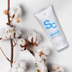Krem do twarzy Soft Care, 80 ml
 
 Intensywnie nawilżający krem do twarzy z mleczkiem z bawełny, do stosowania na dzień i noc. Usuwa uczucie napiętej skóry, odżywia i regeneruje. Polecany dla cery suchej i wrażliwej.
 
 Działanie
 Codzienna pielęgnacja skóry jest konieczna, aby dłużej cieszyć się pięknym i młodym wyglądem. Chcąc jak najlepiej zadbać o cerę, sięgnij po uniwersalny zestaw kosmetyków, który powinien znaleźć się w każdej łazience.

SOFT CARE FACE CREAM 80 ml

Nawilżający krem do twarzy z mleczkiem z bawełny.

intensywnie nawilża i zapewnia gładkość
usuwa uczucie napięcia skóry
stymuluje regenerację i odżywia
 
 Składniki
 Mleczko z bawełny - ekstrakt z Gossypium Sp. (bawełnicy), który stanowi bogate źródło protein, kwasów tłuszczowych oraz węglowodanów. Dzięki tak obfitemu w mikroelementy i komponenty odżywcze składowi, mleczko bawełniane wykazuje działania nawilżające oraz łagodzące. Obecność węglowodanów sprawia, że woda w odpowiednich warunkach „zatrzymuje się” w skórze i tym samym ją nawilża. Ponadto, dzięki zawartości takich związków mineralnych jak fosfor, magnez i wapń, zapewnia cerze zdrowy i młody wygląd na dłużej.
Masło shea - olej z nasion afrykańskiego drzewa o nazwie Masłosz Parka. Masło shea znane jest z wielu korzystnych dla zdrowia właściwości. Regeneruje i odżywia skórę, przyśpiesza procesy gojenia się, zawiera witaminę A i E, które są znane jako „witaminy młodości”, a także tworzy na skórze ochronną warstwę, chroniącą przed niekorzystnym wpływem czynników zewnętrznych. Wygładza i uelastycznia skórę; jest bezpieczne dla osób skłonnych do alergii.
Olej winogronowy - bogate źródło kwasu linolowego oraz witaminy E. Sprzyja regeneracji tkanek, posiada właściwości przeciwzapalne, łagodzące podrażnienia oraz przeciwstarzeniowe. Ponadto doskonale natłuszcza, zmiękcza i uelastycznia skórę.
AquaxylTM - nawilżający składnik pochodzenia roślinnego o długotrwałym działaniu. Reguluje cyrkulację wody i poziom jej rezerw w skórze dla optymalnego nawilżenia. Zwiększa odporność skóry na czynniki zewnętrzne, a także ogranicza utratę wody z naskórka.
 
 Sposób użycia
 Stosować codziennie rano i wieczorem. Delikatnie wmasować w skórę  twarzy, szyi i dekoltu. Krem doskonale się nadaje do stosowania pod makijaż twarzy. 
 
 INCI
 AQUA, ISODECYL NEOPENTANOATE, GLYCERIN, ISOPROPYL MYRISTATE, DIMETHICONE, GLYCERYL STEARATE, PEG-100 STEARATE, CETEARYL ALCOHOL, VITIS VINIFERA SEED OIL, BUTYROSPERMUM PARKII BUTTER, HYDROXYETHYL ACRYLATE/SODIUM ACRYLOYLDIMETHYL TAURATE COPOLYMER, XYLITYLGLUCOSIDE, NYLON 6/12, SYNTHETIC BEESWAX, GOSSYPIUM HERBACEUM SEED EXTRACT, GOSSYPIUM HERBACEUM SEED OIL, PEG-60 HYDROGENATED CASTOR OIL, PROPYLENE GLYCOL, ANHYDROXYLITOL, XYLITOL, GLUCOSE, PARFUM, PHENOXYETHANOL, DMDM HYDANTOIN, METHYLPARABEN, BUTYLPARABEN, ETHYLPARABEN, PROPYLPARABEN, BHT, DISODIUM EDTA