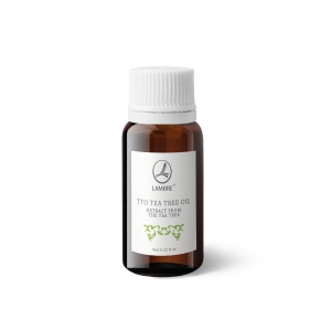 Olejek z drzewa herbacianego, TTO OIL, 9 ml
 
 Olejek z australijskiego drzewa herbacianego o silnym działaniu antybakteryjnym i relaksującym. Ma szeroki wachlarz zastosowań. Doskonale wspomaga procesy lecznicze organizmu w zwalczaniu infekcji, stanów zapalnych i trądziku. Wyjątkowy aromat koi i relaksuje, ma silne działanie uspokajające i odprężające.
 
 Działanie
 hcąc cieszyć się zdrową i piękną cerą, bez względu na wiek, pielęgnacji skóry z problemami należy poświęcić odpowiednią uwagę i zastosować specjalistyczne preparaty. Z myślą o skórze wymagającej specjalnej pielęgnacji w każdym wieku LAMBRE stworzyło linię kosmetyków z niezwykłym olejkiem z drzewa herbacianego słynącym ze zdumiewająco skutecznych właściwości antybakteryjnych, przeciwzapalnych i antyseptycznych.

TTO OIL 9 ml

działa kojąco i relaksująco
wykazuje działanie bakteriobójcze
zwalcza bakteryjne i grzybowe flory patogenne
skutecznie zwalcza infekcje
działa odprężająco, znosząc napięcie nerwowe
zmniejsza nadmierne rogowacenie skóry

Składniki
Czysty olejek z australijskiego drzewa herbacianego - otrzymywany z liści i gałęzi drzewa Melaleuca alternifolia metodą destylacji z parą wodną. Jest to płyn o kolorze blado żółtym lub oliwkowym o ciepłym, świeżym, kamforowym i nieco korzennym aromacie. Posiada antybakteryjne, antyseptyczne i przeciwwirusowe działanie. Sprzyja szybszemu gojeniu drobnych uszkodzeń skóry. Jest dobrze tolerowany przez skórę.

Sposób użycia
Do kąpieli: 10-15 kropli na przeciętną wannę letniej wody – dodawać do strumienia wlewanej wody, co jakiś czas mieszając, nie dopuszczać do koncentracji olejku na powierzchni wody.
Do masażu: 3-5 kropli wymieszane z jedną łyżką oleju nośnikowego, np. z oliwy z oliwek, z pestek winogron, itp. Do aromatyzacji powietrza: 10-15 kropli do lampek i kominków aromaterapeutycznych, nawilżaczy powietrza lub na talerzyk z gorącą wodą.
Do aromatyzacji powietrza: 10-15 kropli do lampek i kominków aromaterapeutycznych, nawilżaczy powietrza lub na talerzyk z gorącą wodą.
Uwaga! Olejek nie powinien być używany przez kobiety w ciąży, dzieci do lat 3 oraz osoby mające alergię na tę substancję.

 INCI
MELALEUCA ALTERNIFOLIA LEAF OIL, LIMONENE