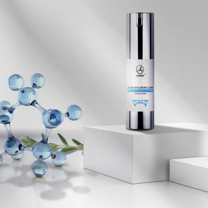 Serum Ultra Hyaluronic, 15 ml

Ekskluzywne serum wygładzające to preparat w szczególności polecany dla skóry wymagającej intensywnego nawilżenia, poprawy napięcia i elastyczności. Daje natychmiastowe uczucie jedwabistej skóry i optycznego wygładzenia. Stworzony na bazie zaawansowanych składników aktywnych do każdego typu cery, w każdym wieku, z oznakami wysuszenia, ściągania i utraty jędrności. W preparacie zastosowano niespotykaną dotąd w kosmetyce kombinację kwasów hialuronowych o najwyższym, dopuszczalnym stężeniu.  Stosuj na dzień i na noc w celu osiągnięcia szybkiego efektu wygładzenia.

Działanie
DLACZEGO KWAS HIALURONOWY?

Nie bez powodu jest on określany się mianem „eliksiru młodości”. Choć jego nazwa może sugerować chemiczne pochodzenie, kwas hialuronowy jest cukrem złożonym, który naturalnie występuje w naszym organizmie. Jego główna zaleta to zdolność do przyciągania i zatrzymywania wody w taki sposób, w jaki nie jest tego w stanie osiągnąć żadna inna substancja. Jedna molekuła zawiera duże ilości tlenu i grup hydroksylowych, co pozwala jej tworzyć silne związki z wodą. Mówiąc prościej, każda molekuła kwasu hialuronowego to malutka gąbka, która wchłania wodę, dzięki czemu staje się niezastąpionym środkiem dla nawilżenia skóry.

ULTRA HYALURONIC SERUM 15 ml

    natychmiastowe wygładzenie i napięcie skóry
    poprawa jędrności i elastyczności
    głębokie odżywienie
    regeneracja
    poprawa owalu twarzy
    redukcja zmarszczek

Składniki
Signal-10 - rewolucja w kosmetyce, najmniejsza, najbardziej efektywna, najszybsza cząsteczka kwasu hialuronowego. Zapewnia głębokie nawilżenie i utrzymanie odpowiedniego poziomu wody w skórze. Usprawnia syntezę kolagenu, przez co sprawia, że skóra staje się jędrniejsza i bardziej elastyczna. Pomaga w procesie regeneracji cery.
    Lanol 99 - emolient dający jedwabiste wykończenie na skórze, optycznie wygładza skórę i poprawia jej wygląd, a także pokrywa cienką warstwą ochronną, przez co utrudnia oddziaływanie negatywnych wpływów środowiska.

Sposób użycia
Stosować codziennie na dzień i na noc na oczyszczoną skórę twarzy i szyi, by preparat jak najlepiej wniknął w skórę oraz wzmocnił działanie kosmetyków.

Inci
AQUA, GLYCERIN, ISONONYL ISONONANOATE, CAPRYLYL METHICONE, CYCLOPENTASILOXANE, HYDROXYETHYL ACRYLATE/SODIUM ACRYLOYLDIMETHYL TAURATE COPOLYMER, PPG-26-BUTETH-26, PEG-40 HYDROGENATED CASTOR OIL, HYALURONIC ACID, SORBITAN ISOSTEARATE, POLYSORBATE 60,
PHENOXYETHANOL, DMDM HYDANTOIN, METHYLPARABEN, TRIETHANOLAMINE, PROPYLPARABEN, DISODIUM EDTA, PARFUM