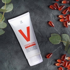 Krem do twarzy Vitamin Care, 80 ml
 
 Regenerujący krem o bogatej formule witaminowej do pielęgnacji twarzy. Intensywnie wzmacnia naskórek, zapewniając miękkość i elastyczność. Wygładza drobne zmarszczki i zapobiega ich powstawaniu. Wpływa także kojąco na podrażnioną skórę.
 
 Działanie
 Codzienna pielęgnacja skóry jest konieczna, aby dłużej cieszyć się pięknym i młodym wyglądem. Chcąc jak najlepiej zadbać o cerę, sięgnij po uniwersalny zestaw kosmetyków, który powinien znaleźć się w każdej łazience.
 
 Vitamin Care Face Cream 80 ml

Regenerujący krem do twarzy z kompleksem witamin.

wygładza drobne zmarszczki i zapobiega ich powstawaniu
zawiera kompleks wyselekcjonowanych witamin do pielęgnacji twarzy
intensywnie regeneruje skórę, zapewniając jej miękkość i elastyczność
 
 Składniki
 Kompleks witamin A, E, F - Stymuluje produkcję kolagenu i pozytywnie wpływa na procesy odbudowy, poprawiając wygląd skóry. Wzmacnia warstwę ochronną, zabezpieczającą przed negatywnym wpływem czynników zewnętrznych. Spowalnia procesy starzenia i zapobiega powstawaniu zmian na skórze. Odbudowuje warstwę lipidową skóry, przyśpiesza regenerację, zapobiega powstawaniu alergii i łagodzi jej objawy.
D-Panthenol - W kontakcie ze skórą przekształca się w witaminę B5. Wykazuje działanie nawilżające, zmiękczające i uelastyczniające. Łagodzi podrażnienia, działa kojąco oraz tworzy naturalną barierę ochronną dla nadmiernie wrażliwej skóry.
Niacynamid - To wodnorozpuszczalna witamina dobrze przenikająca przez warstwę rogową naskórka. Intensywnie stymuluje syntezę kolagenu oraz zwiększa produkcję ceramidów, które są głównym składnikiem lipidowej bariery ochronnej skóry. Skutecznie zmniejsza transpidermalną utratę wody, co wpływa na polepszenie nawilżenia skóry i poprawę jej elastyczności. Jest silnym antyoksydantem wspomagającym ochronę skóry przed działaniem promieniowania UV oraz wolnymi rodnikami. Rozjaśnia przebarwienia i plamy starcze, zapobiega powstawaniu kolejnych.
Biotyna - Tzw. „witamina piękności”. Dzięki zawartości związków siarki korzystnie wpływa na prawidłowy stan skóry i paznokci. Biotyna hamuje proces nadmiernej aktywności gruczołów łojowych, a także polepsza stan suchej i łuszczącej się skóry. Efektywnie nawilża, a także wzmacnia naturalną barierę ochronną skóry, dzięki czemu zapobiega transepidermalnej utracie wody.
Olej winogronowy - Bogate źródło kwasu linolowego oraz witaminy E. Sprzyja regeneracji tkanek, posiada właściwości przeciwzapalne, łagodzące podrażnienia oraz przeciwstarzeniowe. Ponadto doskonale natłuszcza, zmiękcza i uelastycznia skórę.
Masło shea - Olej z nasion afrykańskiego drzewa o nazwie Masłosz Parka. Masło shea znane jest z wielu korzystnych dla zdrowia właściwości. Regeneruje i odżywia skórę, przyśpiesza procesy gojenia się, zawiera witaminę A i E, które są znane jako „witaminy młodości”, a także tworzy na skórze ochronną warstwę, chroniącą przed niekorzystnym wpływem czynników zewnętrznych. Wygładza i uelastycznia skórę; jest bezpieczne dla osób skłonnych do alergii.
AquaxylTM - nawilżający składnik pochodzenia roślinnego o długotrwałym działaniu. Reguluje cyrkulację wody i poziom jej rezerw w skórze dla optymalnego nawilżenia. Zwiększa odporność skóry na czynniki zewnętrzne, a także ogranicza utratę wody z naskórka.
 
 Sposób użycia
 Stosować codziennie rano. Delikatnie wmasować w skórę twarzy, szyi i dekoltu. Krem doskonale się nadaje do stosowania pod makijaż twarzy.
 
 INCI
 AQUA, ISODECYL NEOPENTANOATE, GLYCERIN, ISOPROPYL MYRISTATE, DIMETHICONE, GLYCERYL STEARATE, PEG-100 STEARATE, CETEARYL ALCOHOL, VITIS VINIFERA SEED OIL, BUTYROSPERMUM PARKII BUTTER, HYDROXYETHYL ACRYLATE/SODIUM ACRYLOYLDIMETHYL TAURATE COPOLYMER, GLYCINE SOJA OIL, NYLON 6/12, SYNTHETIC BEESWAX, NIACINAMIDE, CARTHAMUS TINCTORIUS OIL, LINOLEIC ACID, TOCOPHERYL ACETATE, RETINYL PALMITATE, BIOTIN, PEG-8, TOCOPHEROL, ASCORBYL PALMITATE, ASCORBIC ACID, PANTHENOL, UREA, DISODIUM PHOSPHATE, CITRIC ACID, XYLITYLGLUCOSIDE, ANHYDROXYLITOL, XYLITOL, GLUCOSE, PARFUM, PHENOXYETHANOL, DMDM HYDANTOIN, METHYLPARABEN, PROPYLPARABEN, DISODIUM EDTA.