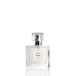 Woda perfumowana Blanc 201, Les Couleurs, 50 ml
 
 Biały to kolor marzycielki, dla której przyszłość jest czystą kartką, tylko czekającą na to, aby ją zapisać. Choć kobieta lubiąca biel wszędzie dostrzega możliwości, nie ma problemu z wyborem – jest minimalistką ceniącą sobie prostotę i elegancję. Jeśli taka właśnie jesteś, zapach Blanc został stworzony dla Ciebie. Kompozycja otwiera się wyjątkowym połączeniem czarnej porzeczki, wallflower, jabłka i lukrecji. Następnie czujemy wytworny kwiatowy bukiet: szkocką różę przeplatającą się z różą klasyczną oraz jaśminem. W nutach bazy natomiast wyraźnie wybrzmiewa paczuli, styrax i białe drewno. Całość tworzy harmonijną, czystą kompozycję.
 
 RODZINA ZAPACHOWA: KWIATOWO-OWOCOWE

NUTY GŁOWY: Czarna porzeczka, jabłko, pszonak, lukrecja
NUTY SERCA: Róża szkocka, jaśmin, róża klasyczna, brzoskwinia
NUTY BAZY: Paczuli, styrax, białe drewno, piżmo