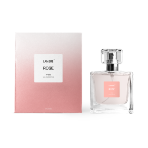 Woda perfumowana Rose 202, Les Couleurs, 50 ml
 
Ten kolor należy do optymistek, które nie wstydzą się tego, że patrzą na świat przez różowe okulary.

Kobieta, która kocha róż, patrzy w przyszłość z nieposkromioną nadzieją, i z łatwością zakochuje się w życiu, w każdej sytuacji zawsze szukając pozytywów. Charakteryzuje się też ponadprzeciętną otwartością na wszystko co nowe i nieoczywiste. Jeśli ten opis do Ciebie pasuje, bez wątpienia spodoba Ci się nasz zapach Rose, który otwiera się cytrusową słodyczą i płynnie przechodzi do świeżego jaśminu, spod którego przebija się aromatyczny cedr.
 
RODZINA ZAPACHOWA: KWIATOWO-DRZEWNE

NUTY GŁOWY: Brzoskwinia, czerwone owoce, gruszka, bergamotka
NUTY SERCA: Kwiat pomarańczy, tuberoza, jaśmin, magnolia
NUTY BAZY: Drzewo cedrowe, drzewo sandałowe, wanili