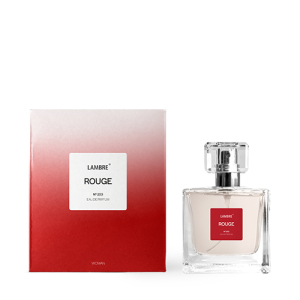           Woda perfumowana Rouge 203, Les Couleurs, 50 ml

RODZINA ZAPACHOWA: KWIATOWO-OWOCOWE

NUTY GŁOWY: Cytron, malina, candy apple

NUTY SERCA: Gardenia, imbir, jaśmin

NUTY BAZY: Wanilia, toffi, piżmo
 
 Jeśli kochasz czerwony, to bez wątpienia jesteś osobą o ognistym temperamencie, pełną pasji i nieujarzmionej energii. To kolor siły, pewności siebie i świadomości własnej wartości. I właśnie taki jest nasz nowy zapach Rouge, który otwiera się mieszanką dojrzałych malin i soczystej cytryny. Gdy przeminie pierwsze uderzenie, aromat uwiedzie Cię nutami gardenii, przeplatającymi się z imbirem i jaśminem. Kompozycję zamyka słodka wanilia i toffi. Ten zapach będzie idealnie podkreślał Twoją ognistą naturę.