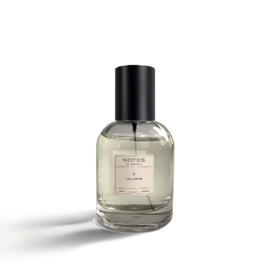 Perfumy Lac Leman, NOTES, 50 ml

 Powietrze jest przesiąknięte podekscytowaniem, zapałem, gorącym pragnieniem zwycięstwa - rozpoczynają się regaty żeglarskie Bol d'Or Mirabaud na jeziorze Lac Leman.

Cel zawodów to jak najszybsze przedostanie się tam i z powrotem między dwoma krańcami Lac Leman, które sami Szwajcarzy nazywają morzem. Regaty zgromadziły żeglarzy z całej Europy, a ja oglądam je ze statku Lausanne, który na jeden dzień zamienił się w pływające trybuny dla kibiców.

Wiatr niesie świeży aromat jabłek i mchu dębowego - brzeg jeziora jest gęsto zadrzewiony. Piszę do Ciebie te słowa drżącymi rękoma – kto by się domyślił, że duch rywalizacji aż tak bardzo porwie mnie swoją szaloną energią.

Regaty się skończyły, a ja obserwuję zachód słońca w Montreux, najpiękniejszym mieście nad brzegiem Lac Leman. Jezioro mieni się wszystkimi odcieniami fioletu, a sama woda daje niespotykane poczucie spokoju i wolności.

Rodzina zapachowa: szyprowo-kwiatowe

Nuty głowy: bergamotka, różowy pieprz, szyszkojagoda, zielone jabłko
Nuty serca: paczuli, skóra, jaśmin
Nuty bazy: bursztyn, dębowy mech, piżmo